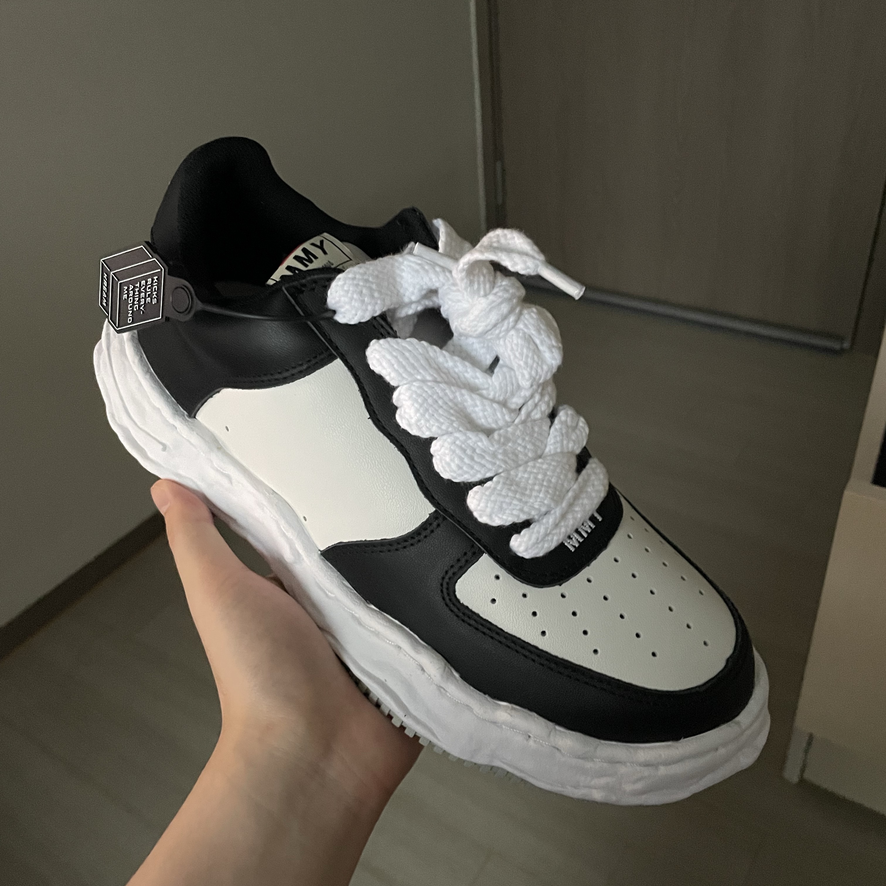 Maison Mihara Yasuhiro Wayne OG Sole Leather Low-top Sneakers Black White 착용 스타일