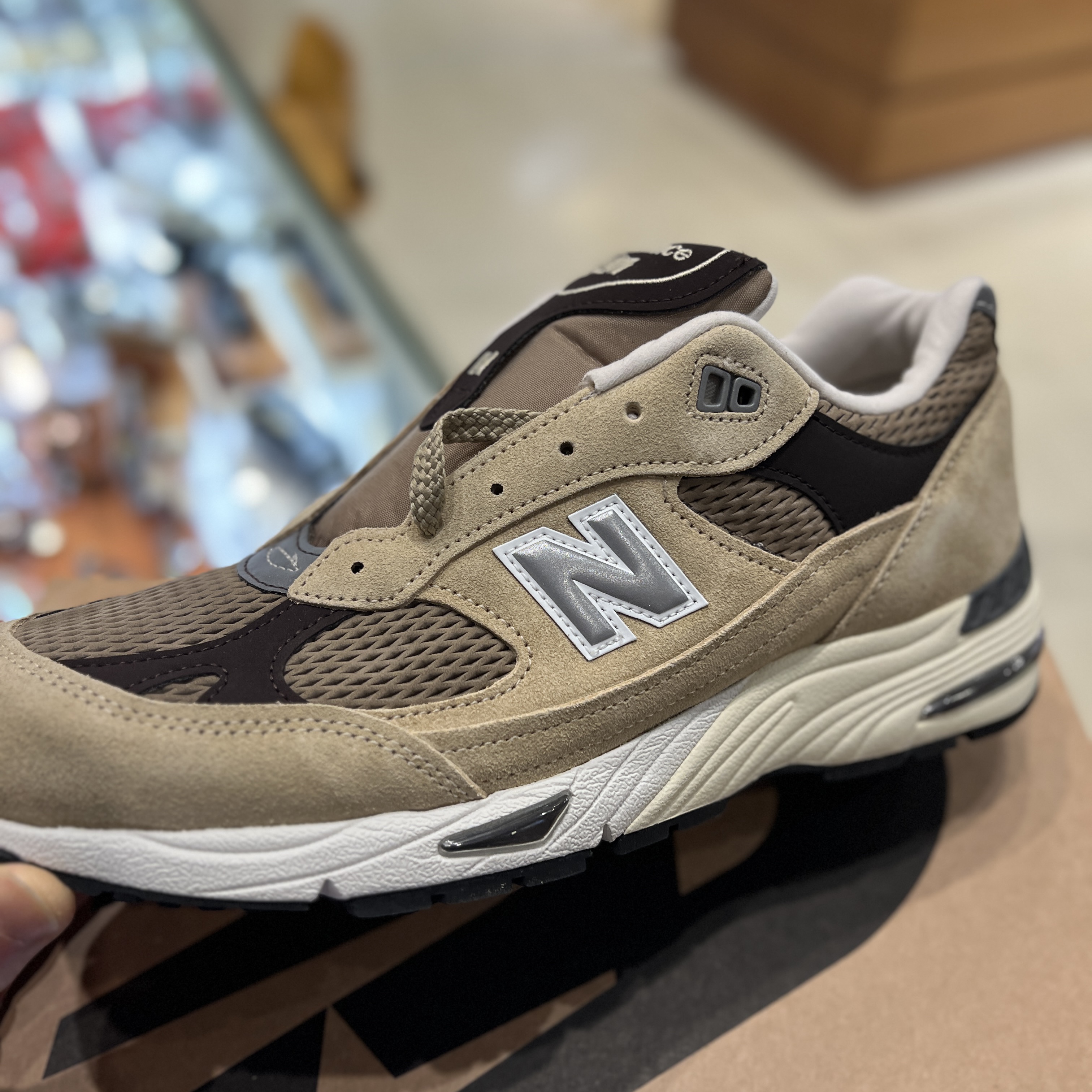 New Balance 991 Made in UK Finale Pale Khaki Silver Mink 착용 스타일