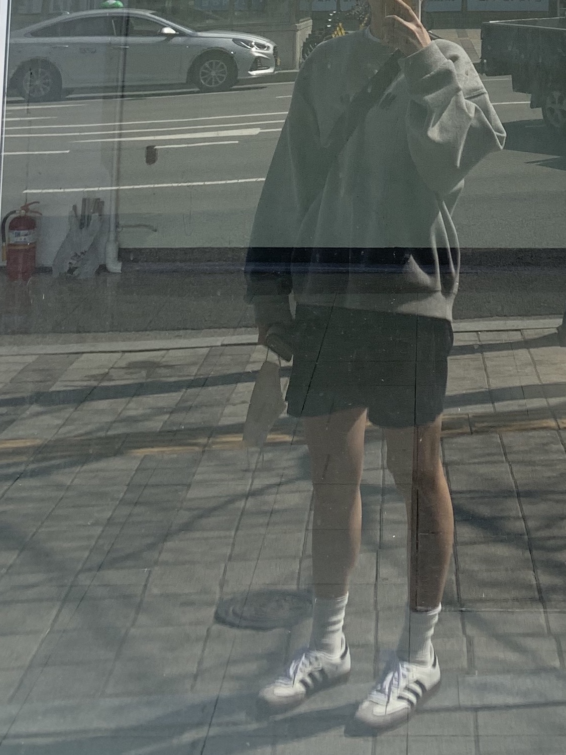 Adidas Samba OG Cloud White, Ganni Tech Festival Bag Black 착용 스타일 - 3