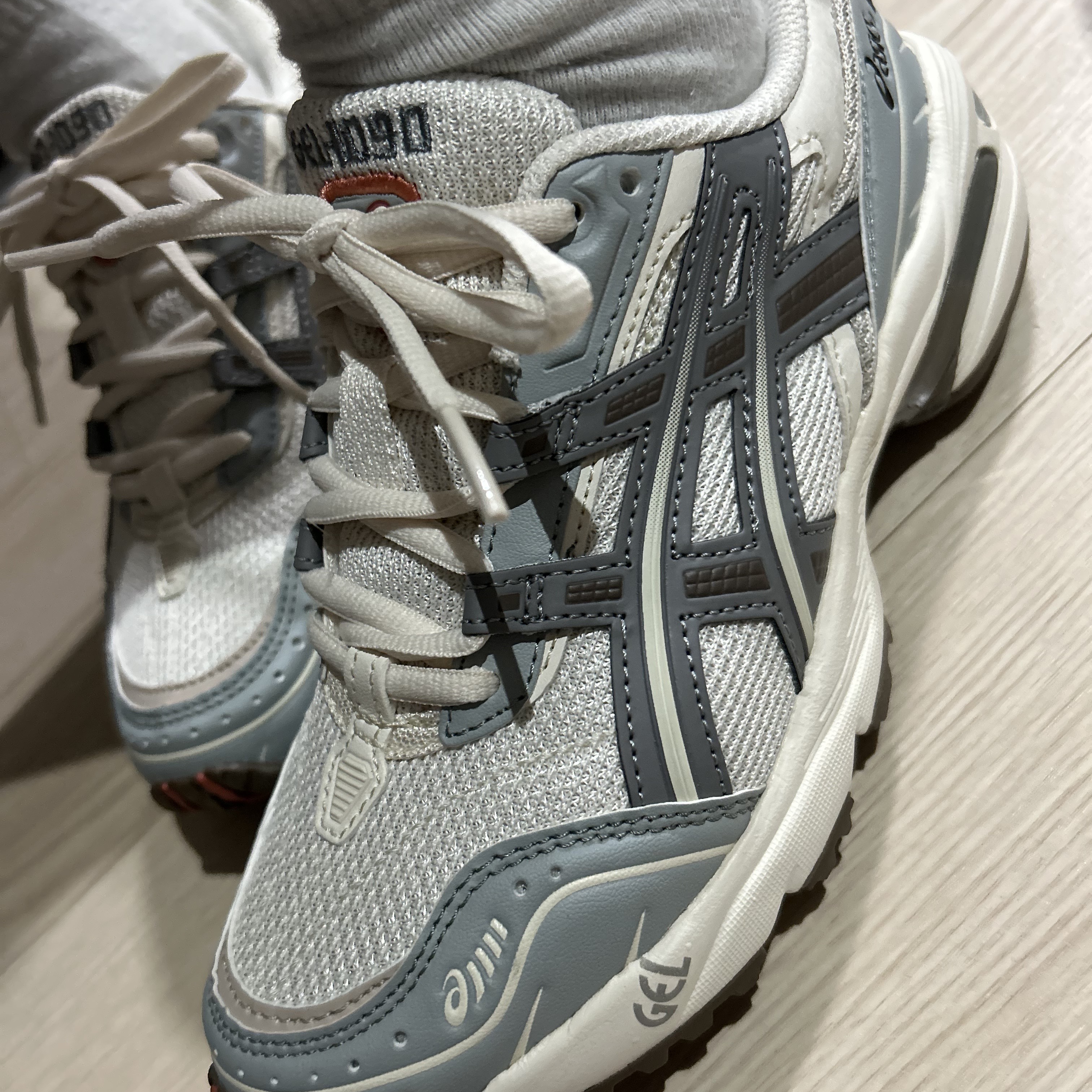 Asics Gel-1090 Blue Grey 착용 스타일 - 1