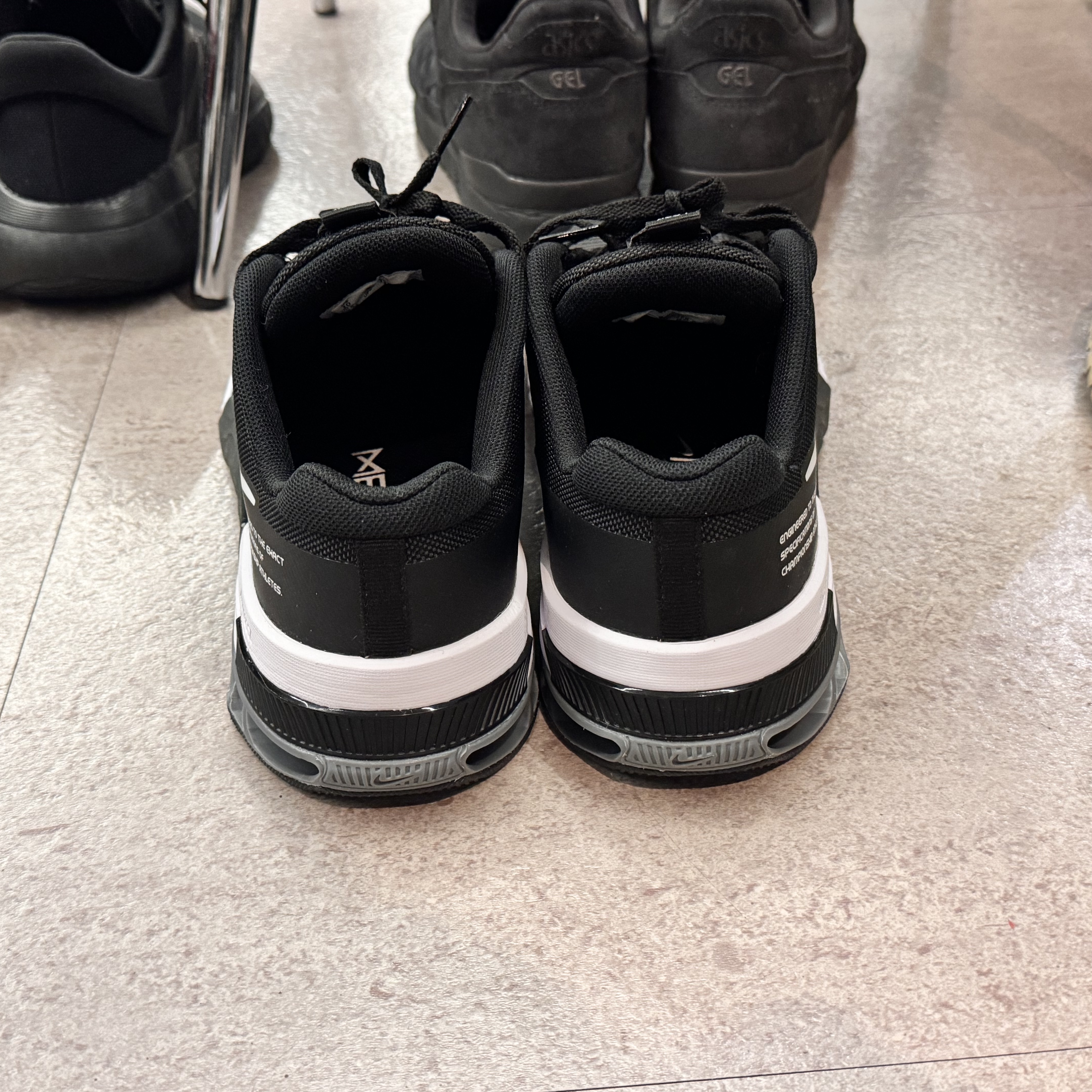 Nike Metcon 8 Black White 착용 스타일 - 2