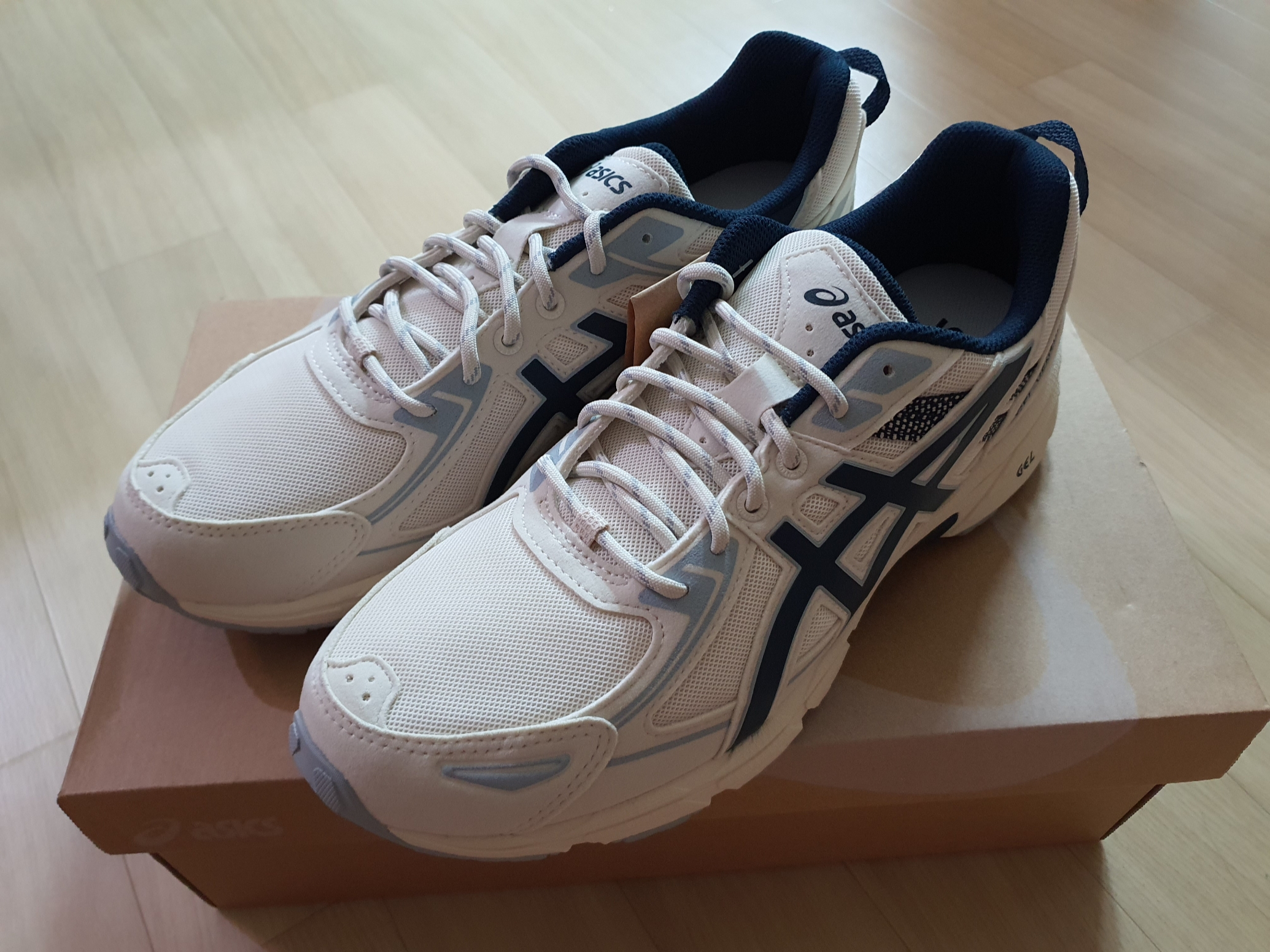Asics Jog 100 S Sheet Rock - 2E Wide, Asics Gel-Venture 6 SPS Birch French Blue 착용 스타일 - 2