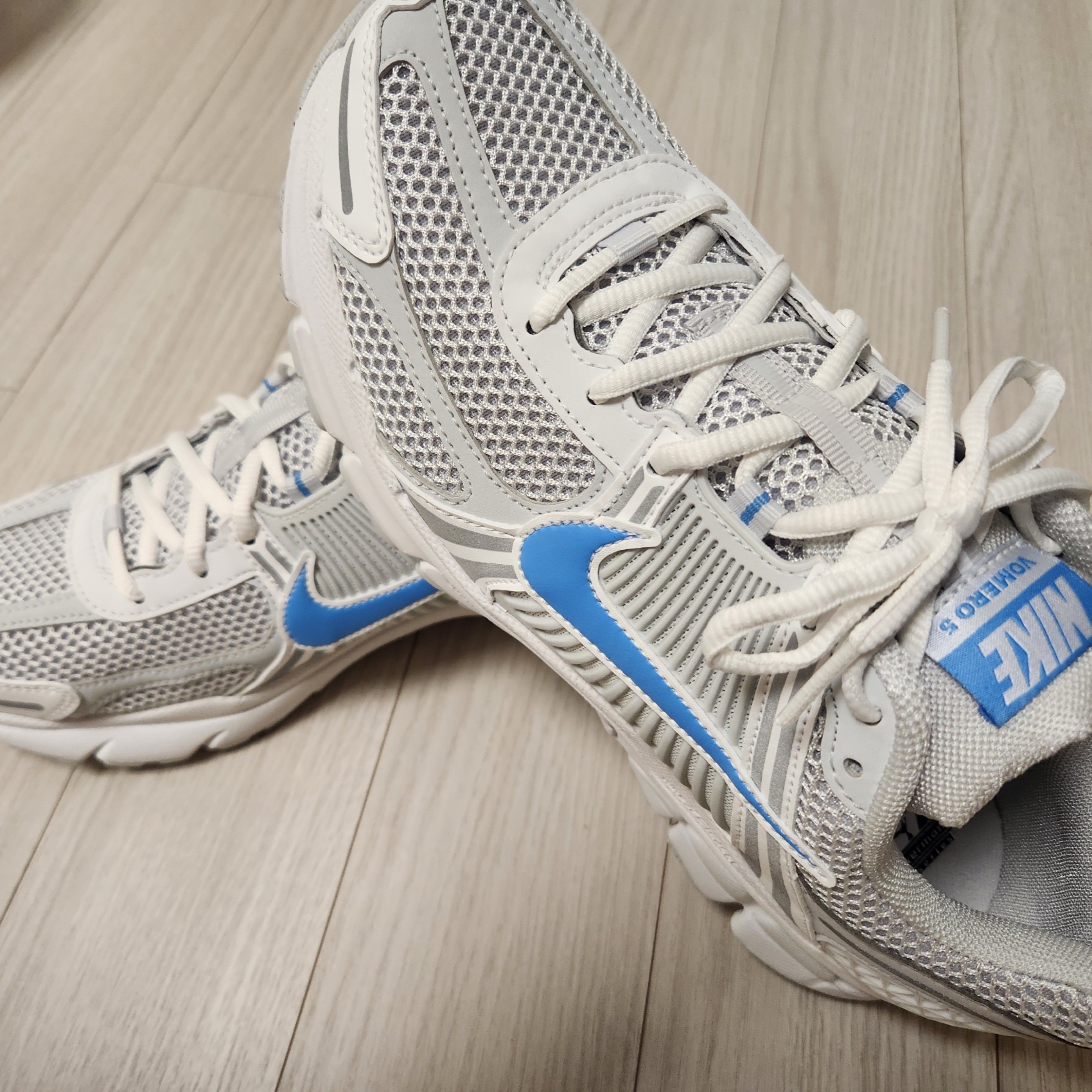 Nike Zoom Vomero 5 Photon Dust and University Blue 착용 스타일 - 3