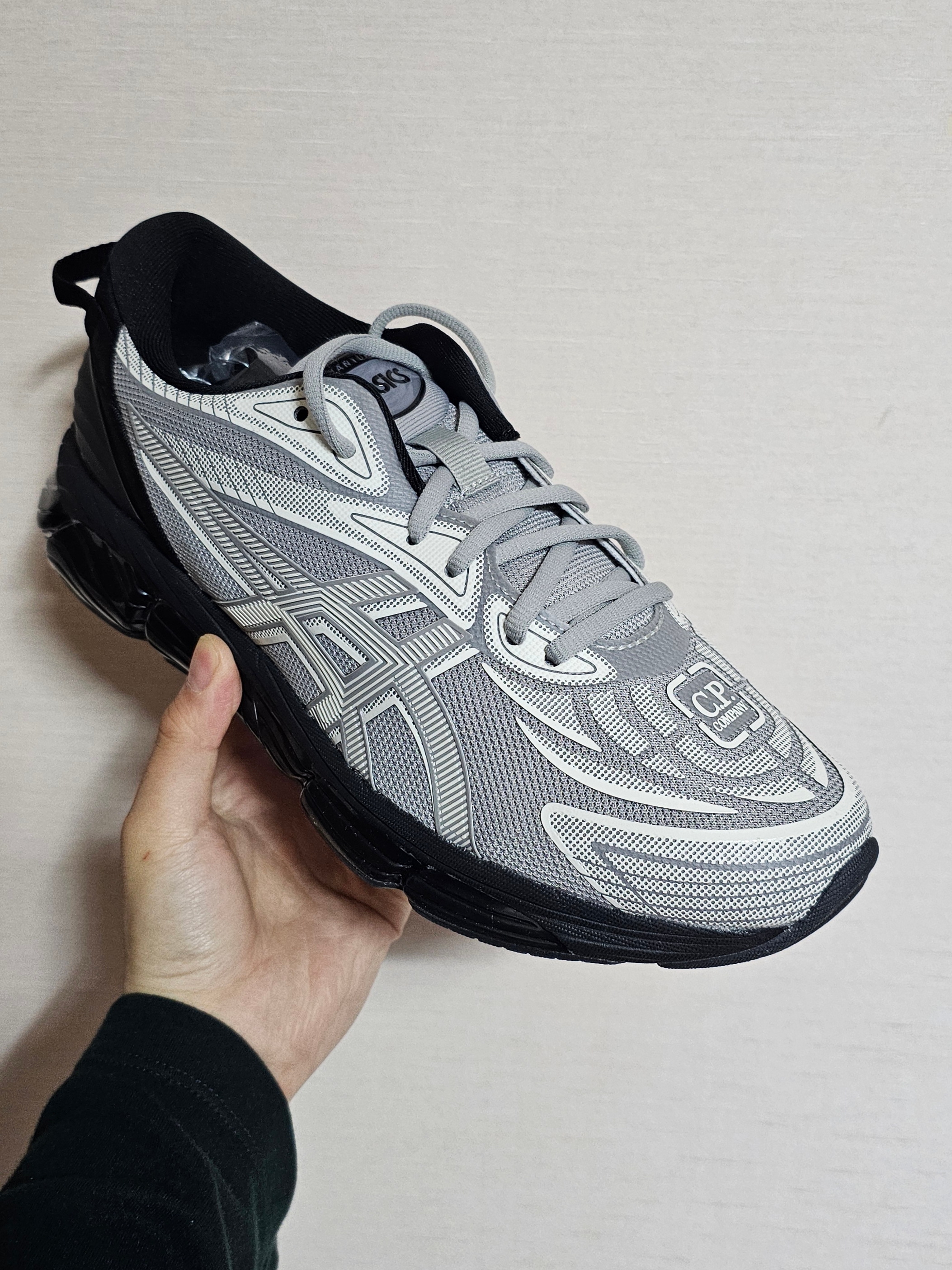 Asics x C.P. Company Gel-Quantum 360 VIII Cement Grey 착용 스타일 - 1