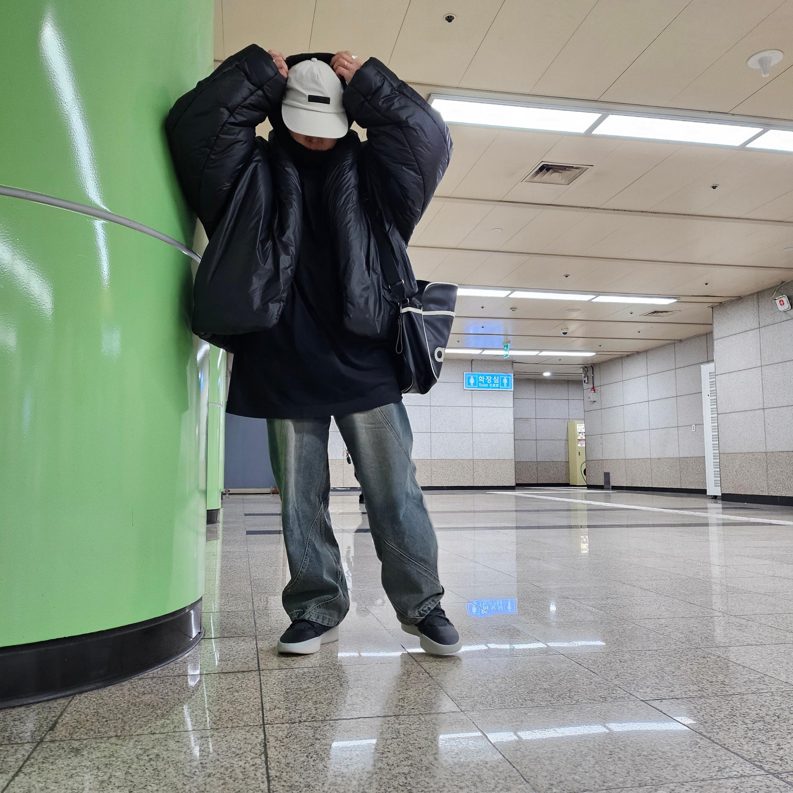 Yeezy Gap Engineered By Balenciaga Dove 3/4 Sleeve T-Shirt Black, Essentials Baseball Cap Seal - 24SS 착용 스타일 - 4