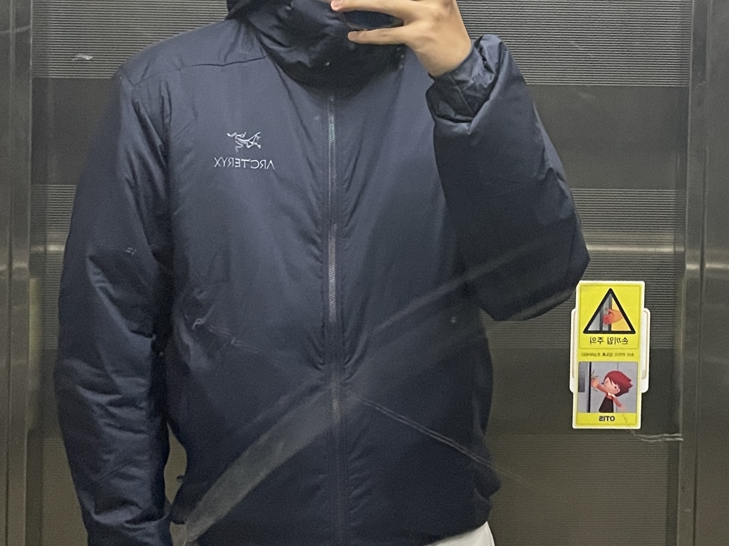 Arc'teryx Atom Hoody Black Sapphire 착용 스타일