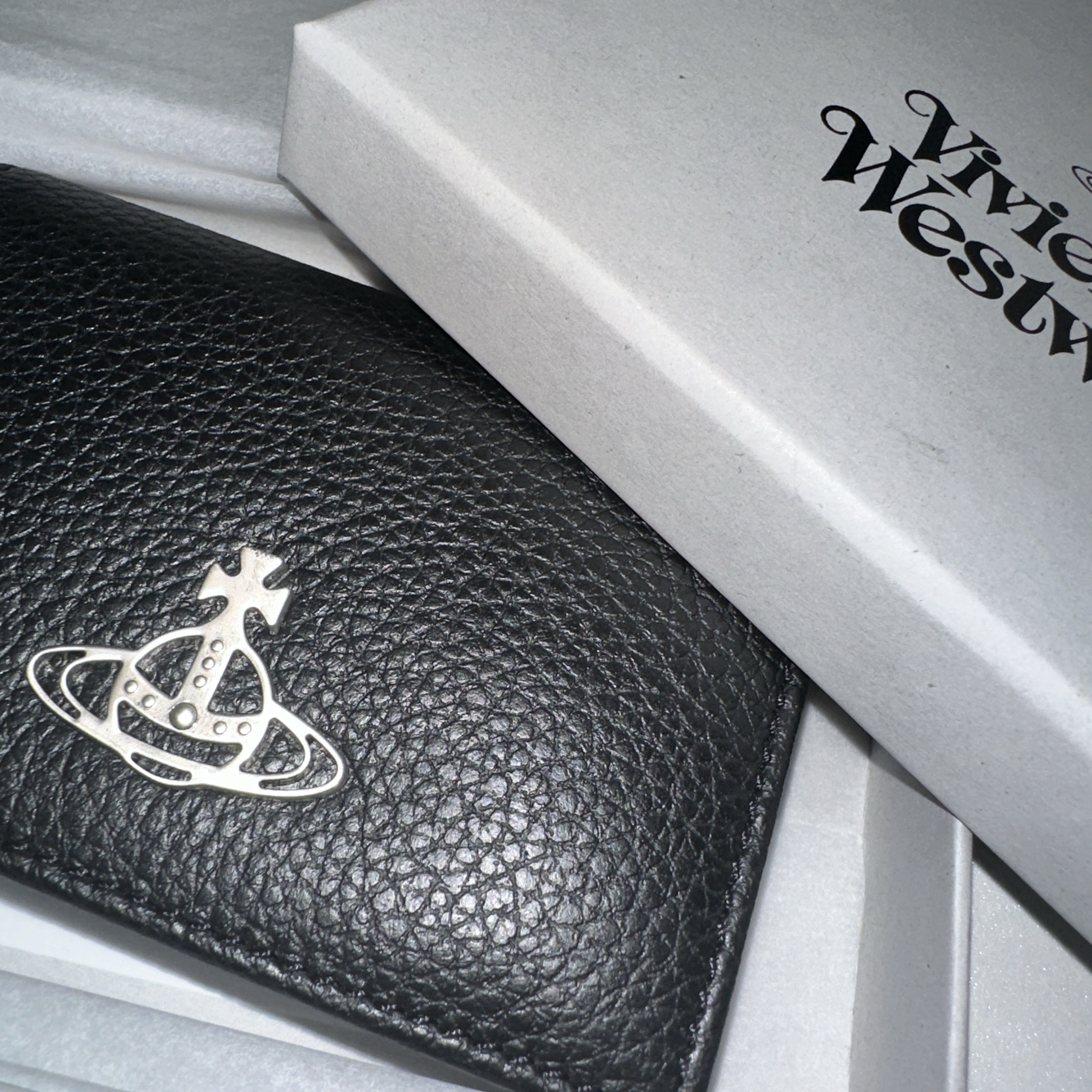 Vivienne Westwood Grain Leather Card Holder Black 착용 스타일