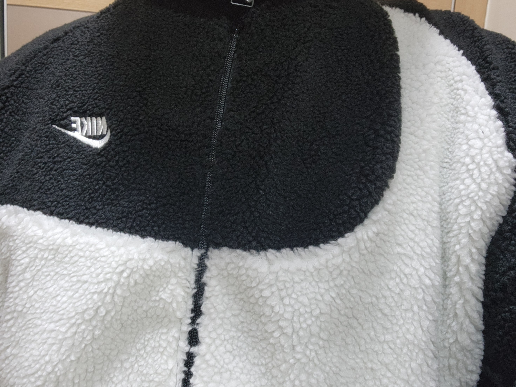 Nike Big Swoosh Full Zip Jacket Black Sail 착용 스타일