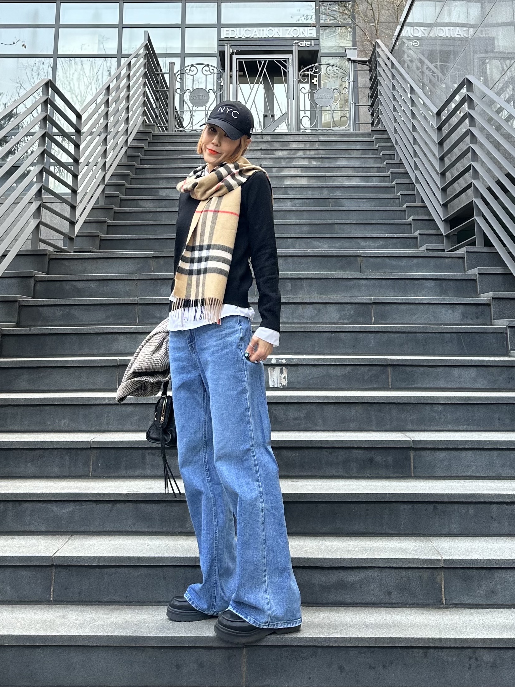 Burberry Classic Check Cashmere Muffler Archive Beige 착용 스타일 - 2