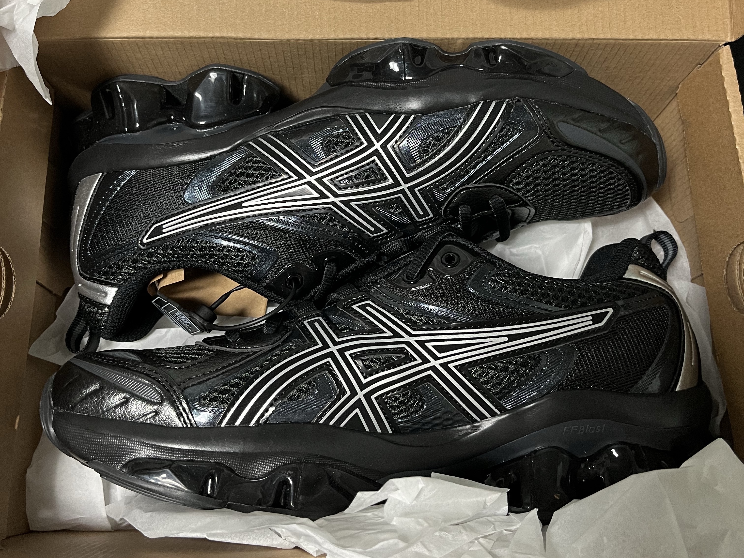 Asics Gel-Quantum Kinetic Graphite Grey Black 착용 스타일