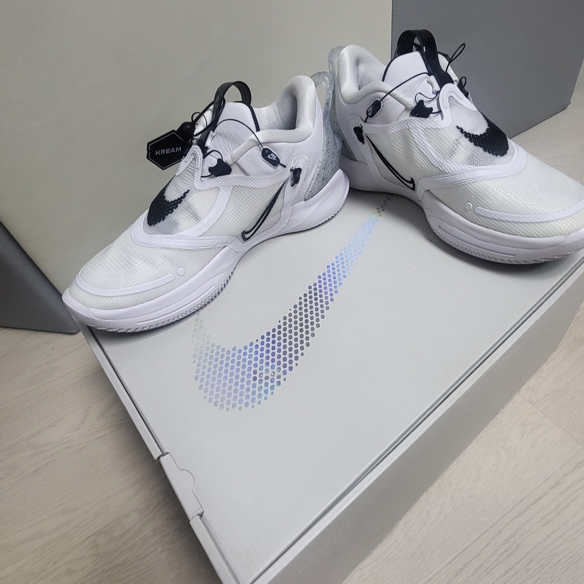 Nike Adapt BB 2.0 Cookies & Cream (KR Charger) 착용 스타일 - 1