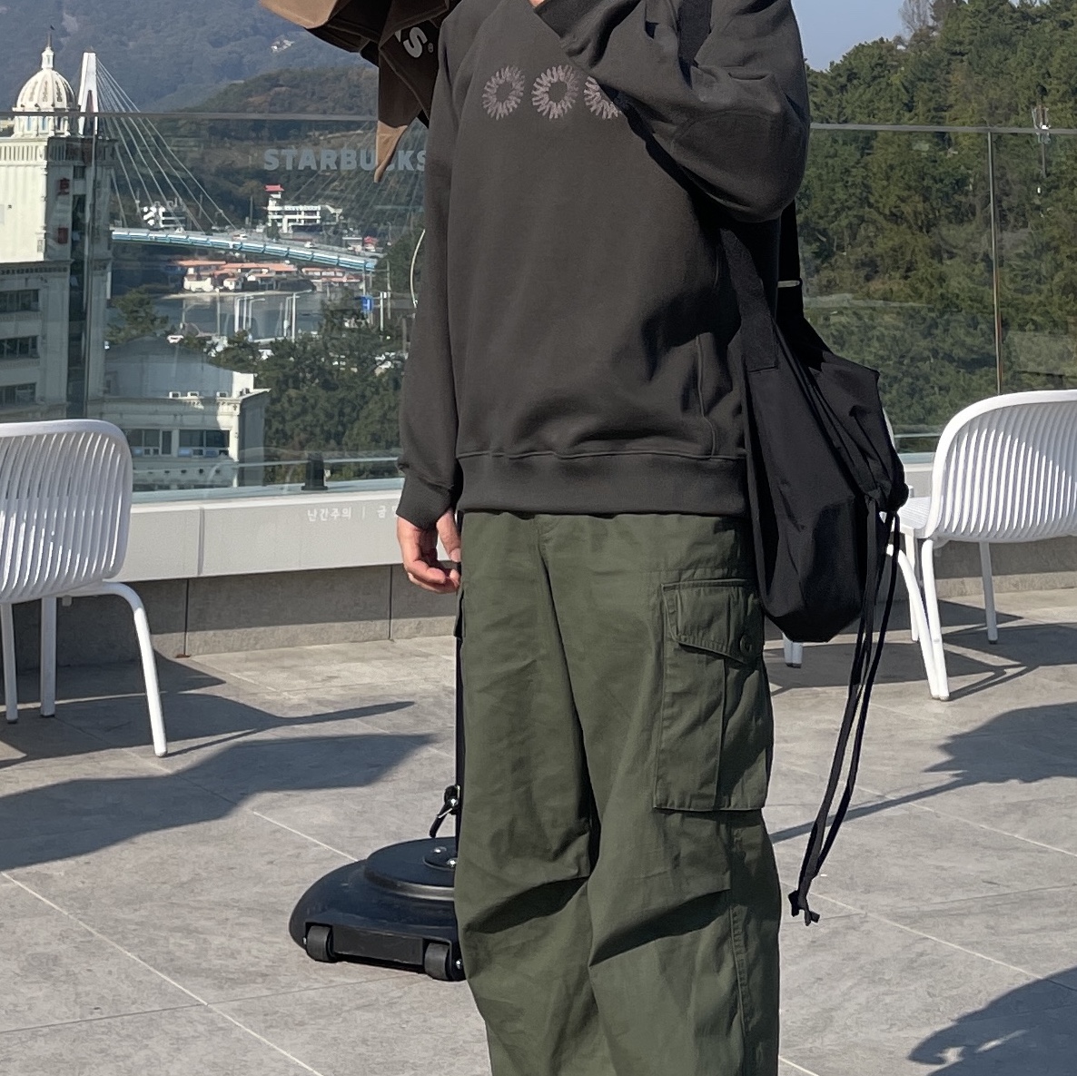 Uniqlo U Drawstring Shoulder Bag Black 착용 스타일