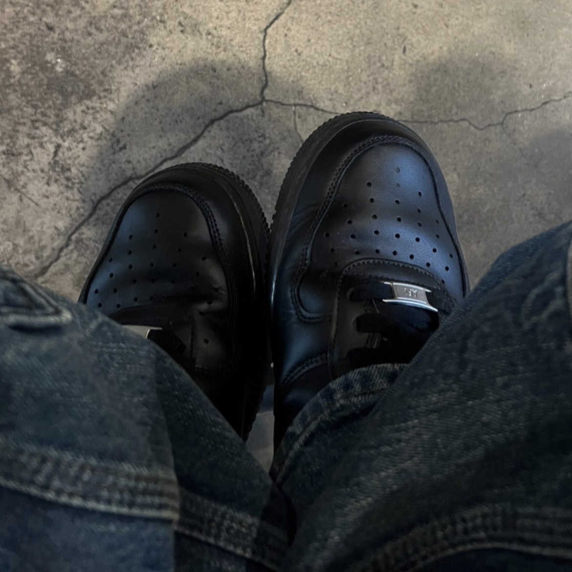 Nike Air Force 1 '07 Low Triple Black 착용 스타일