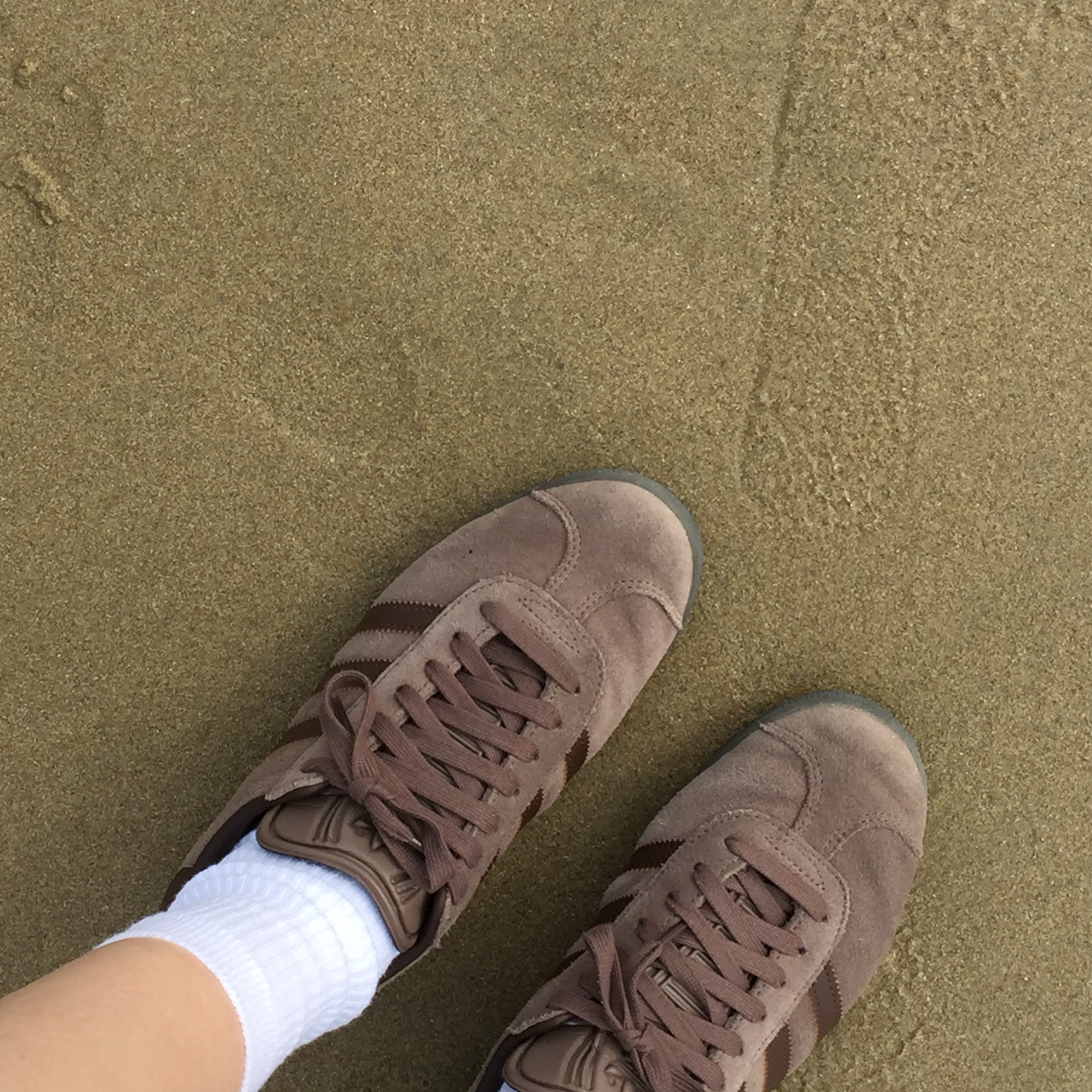 Adidas Gazelle Earth Strata Brown Gum 착용 스타일