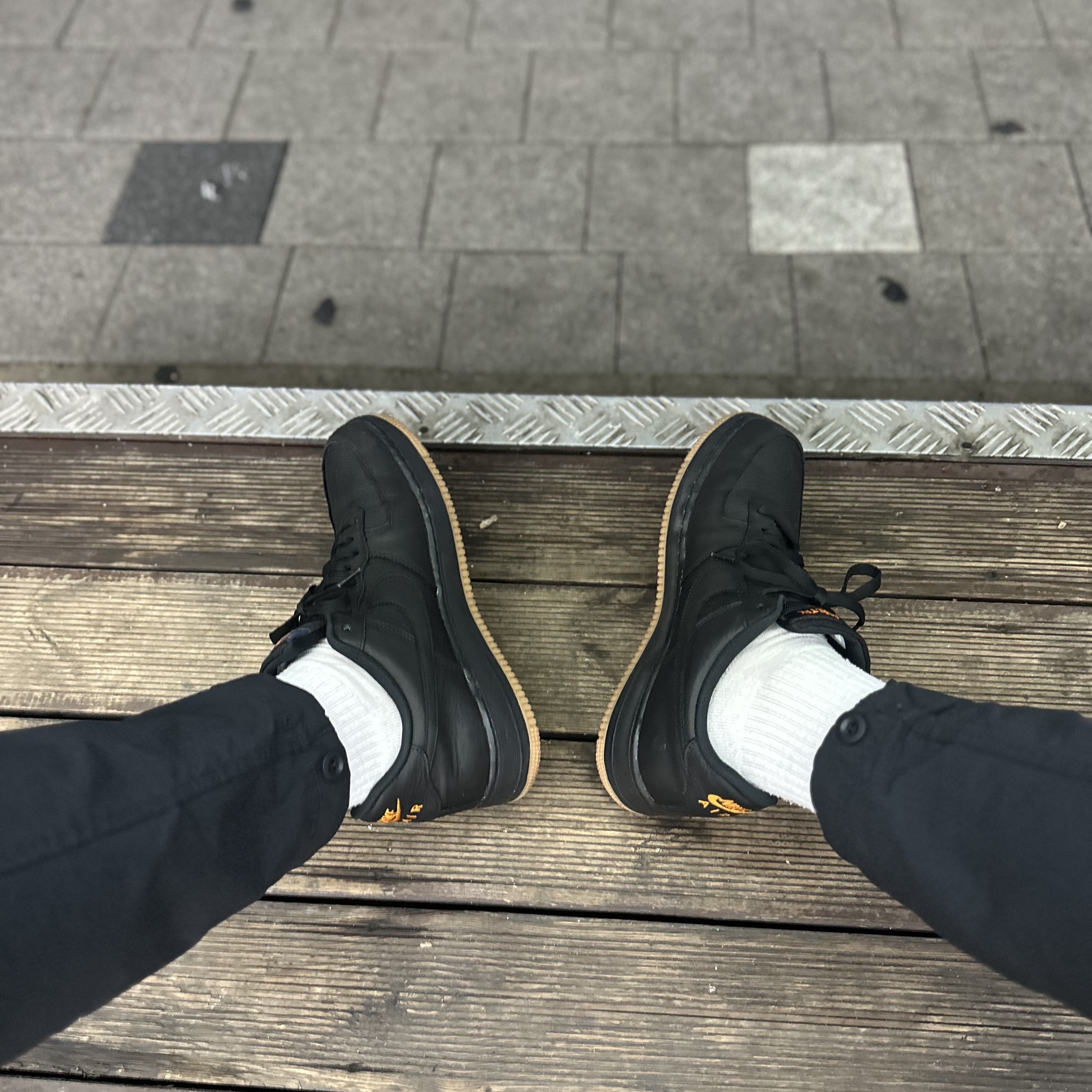 Nike Air Force 1 Low Gore-Tex Black Light Carbon 착용 스타일 - 2