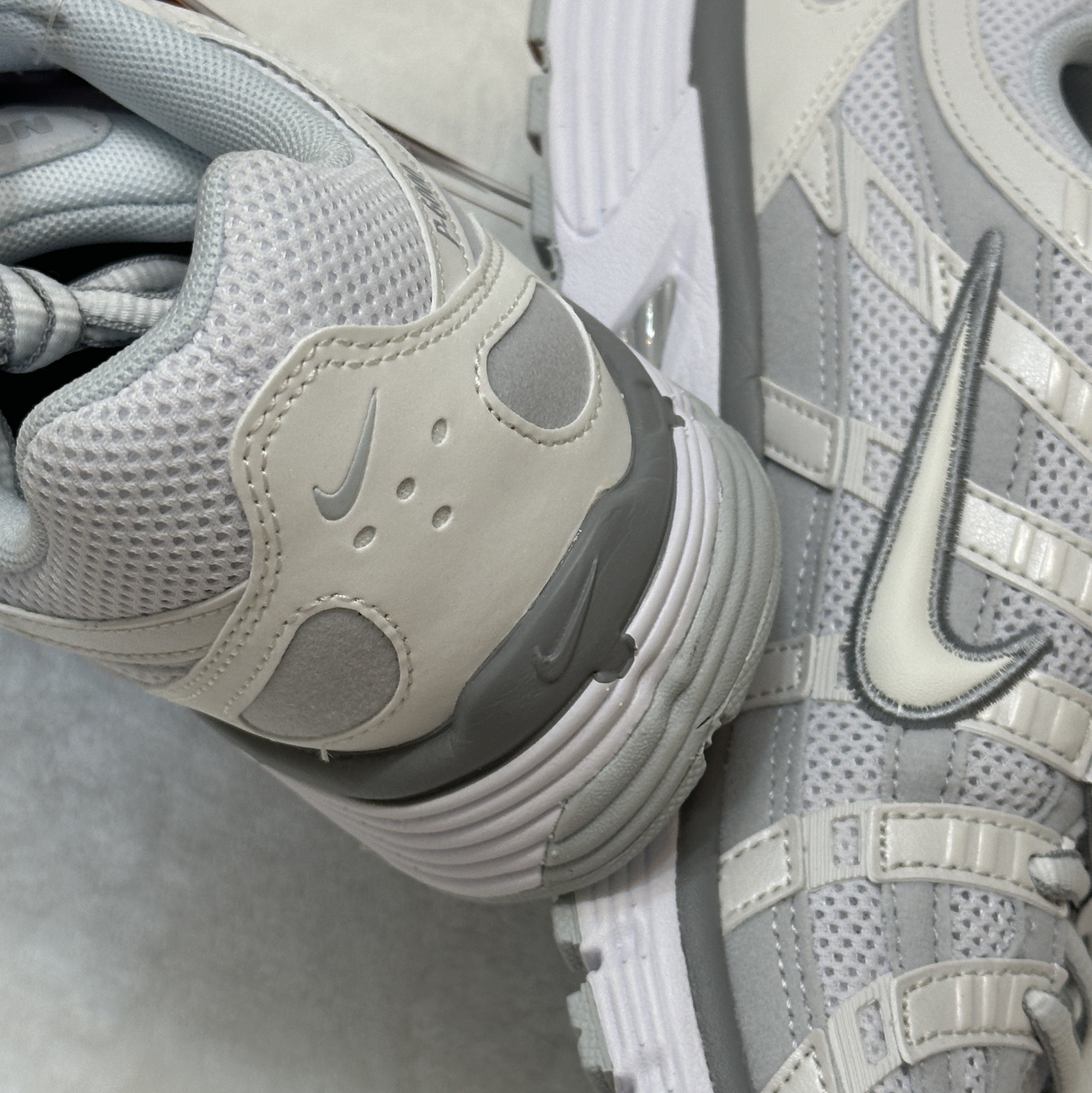 (W) Nike P-6000 White Metallic Silver 착용 스타일 - 2