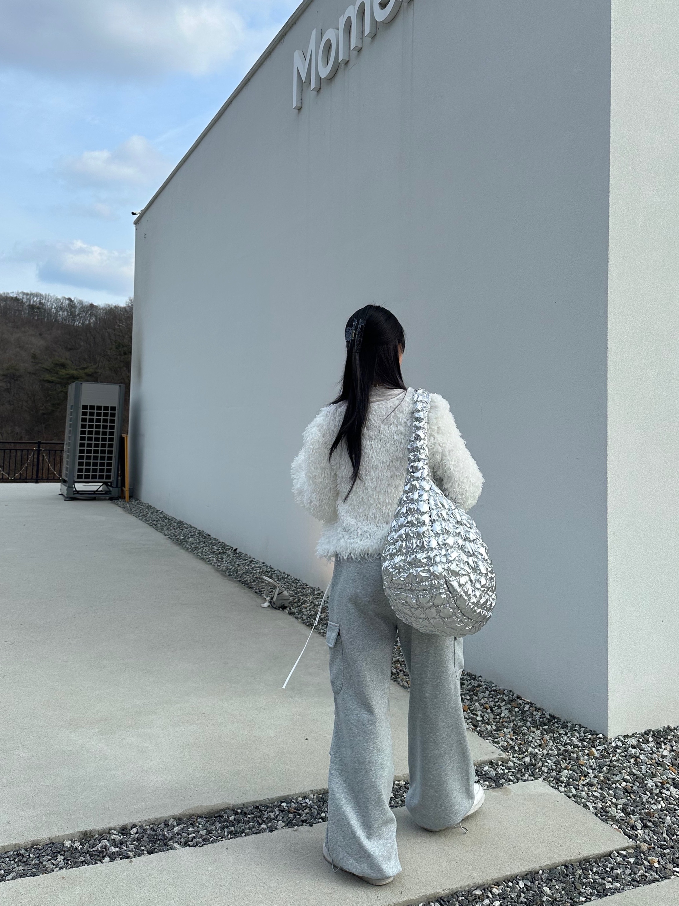 COS Quilted Oversized Shoulder Bag Silver, Gucci Trademark Ring With Heart Pendant Silver 착용 스타일 - 5