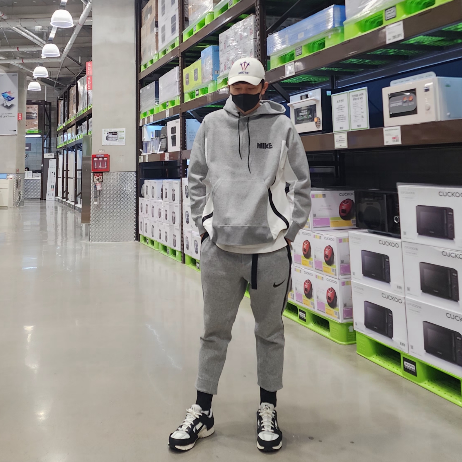 Nike x Sacai NRG Pullover Hoodie Dark Grey Heather - US/EU, Nike x Drake Nocta NRG LU L91 Cap White 착용 스타일 - 1