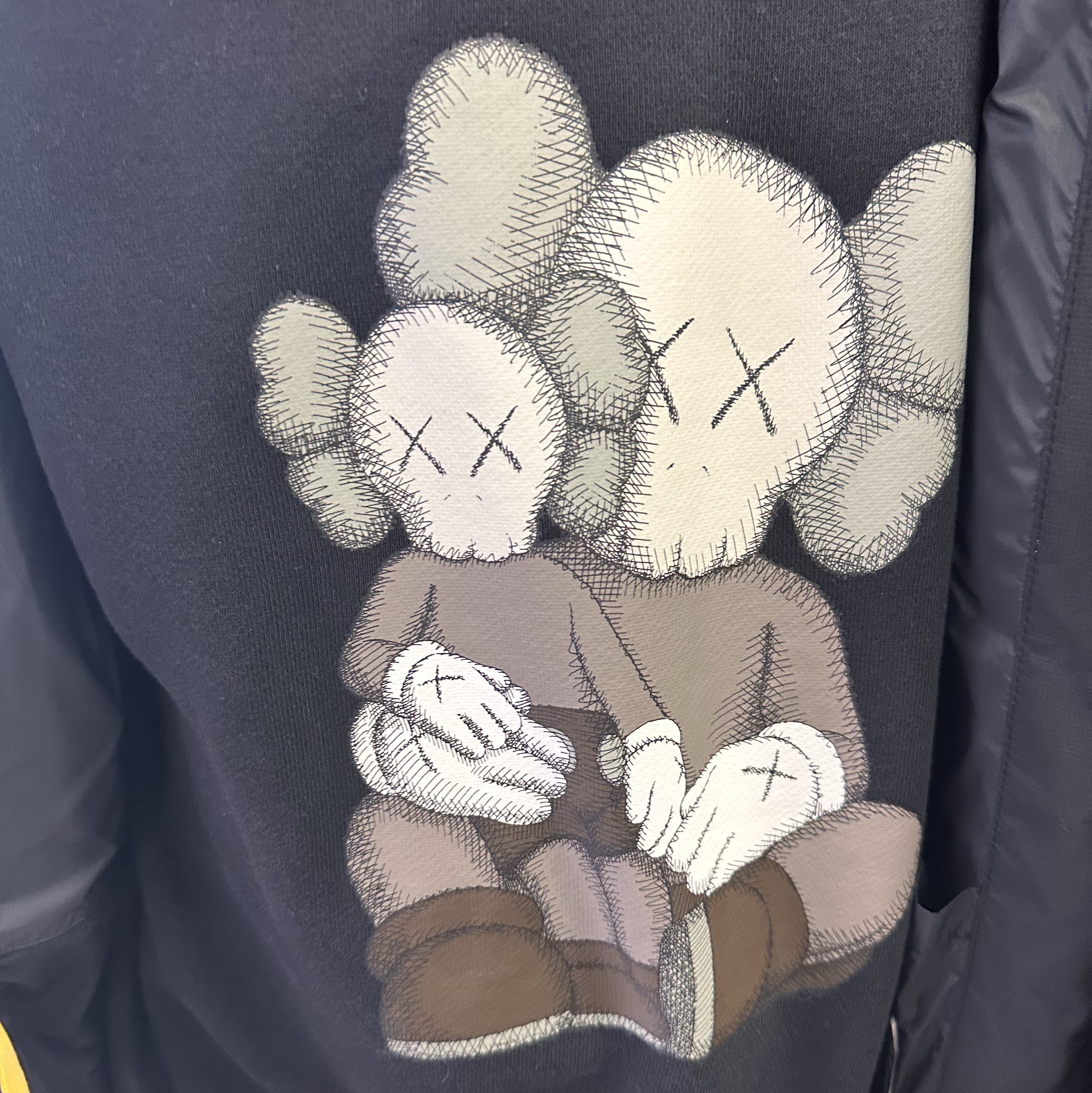 Uniqlo UT x Kaws Long Sleeve Sweatshirt Black 착용 스타일