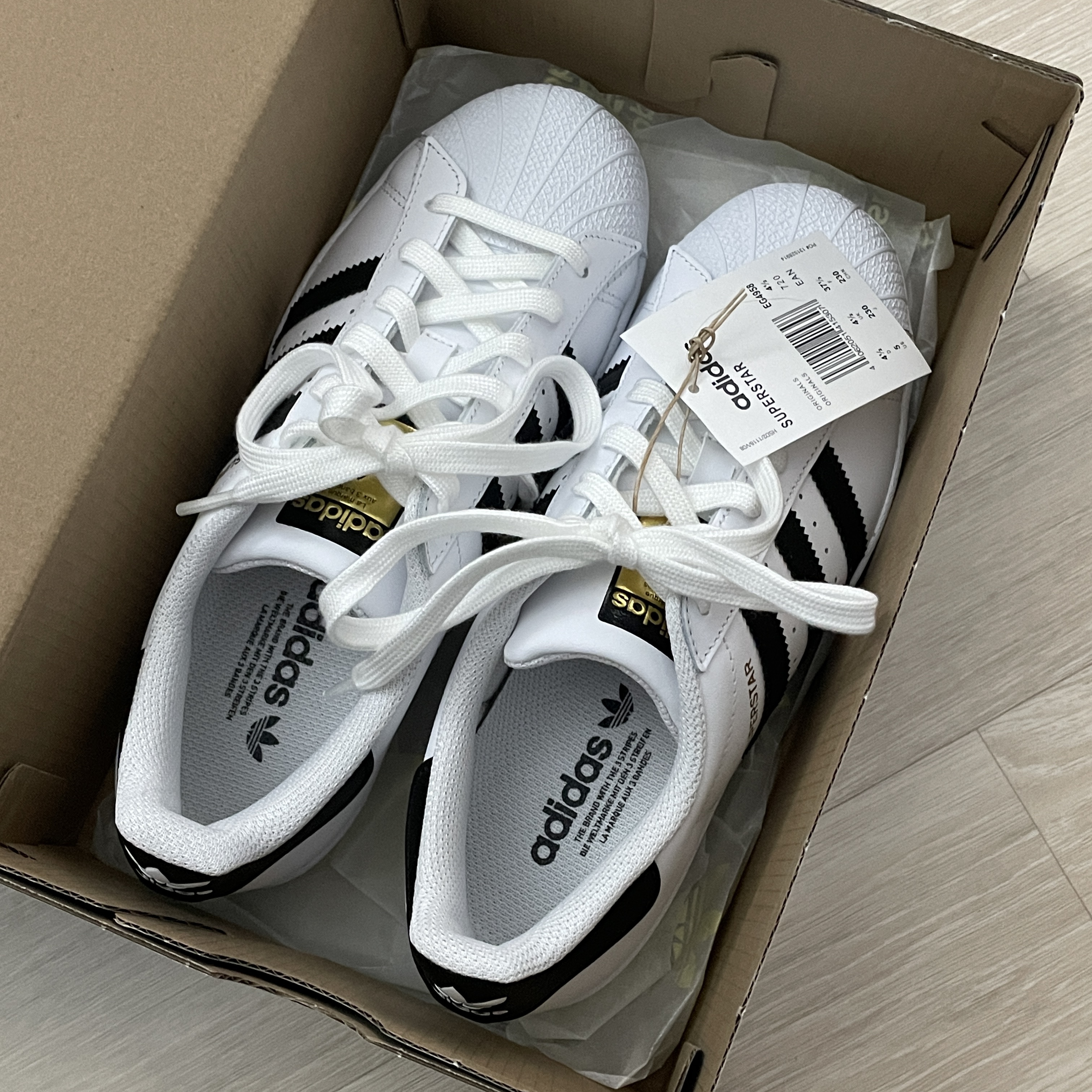 Adidas Superstar White Black 착용 스타일