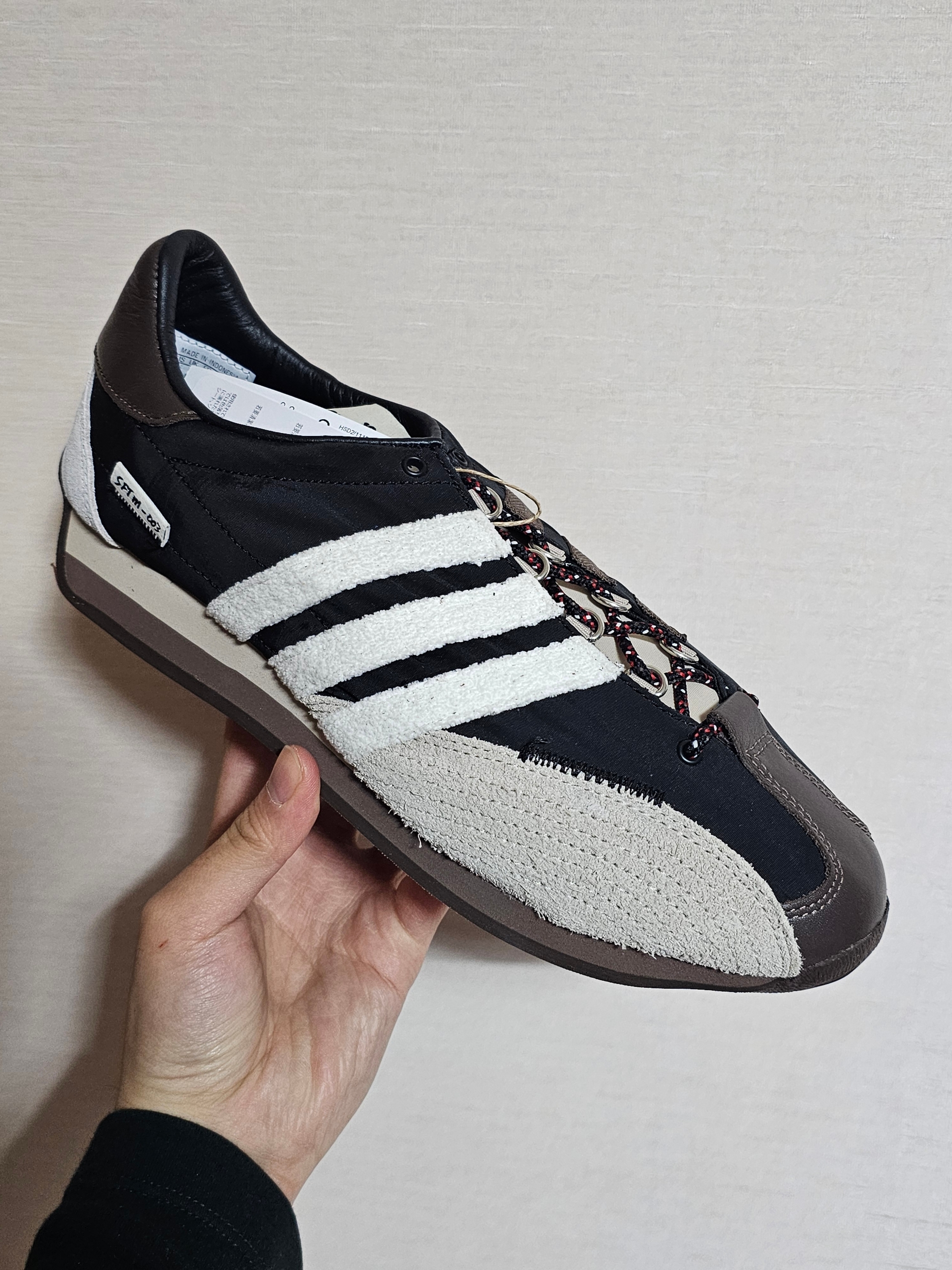 Adidas x Song for the Mute Country OG Core Black Core White 착용 스타일 - 1