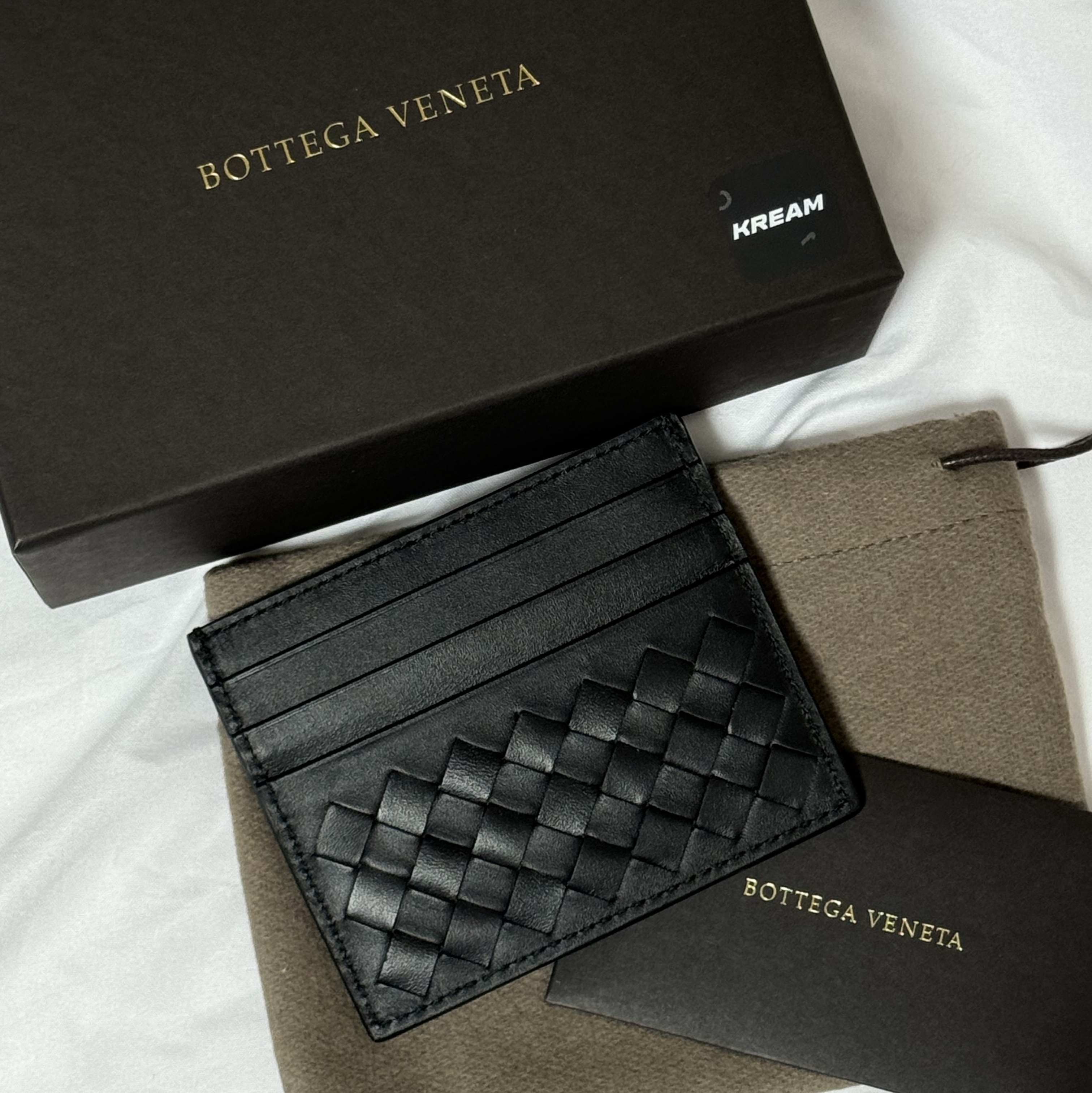 Bottega Veneta Credit Card Case Black 착용 스타일