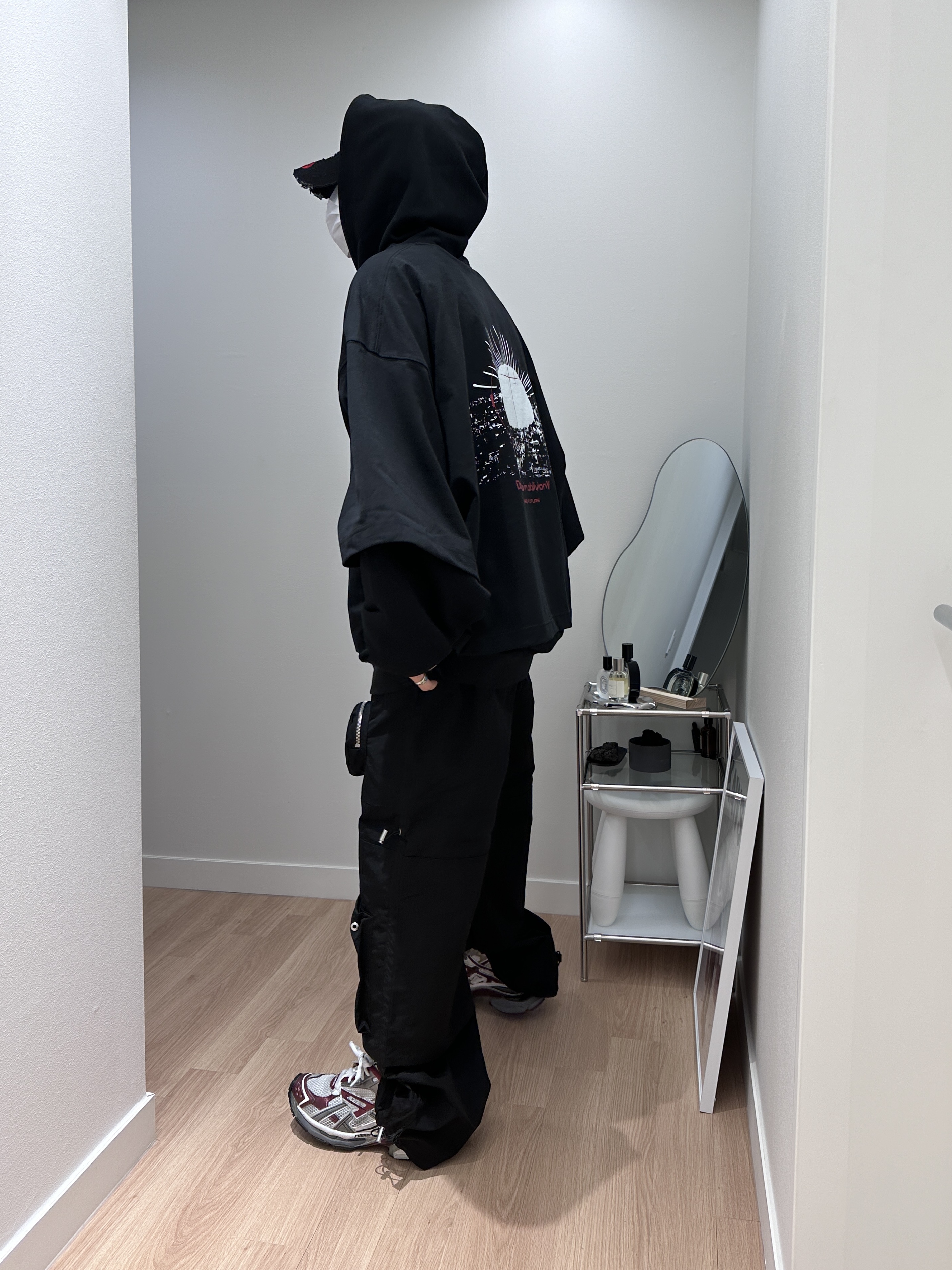 Balenciaga Runner Sneakers Grey Burgundy 착용 스타일 - 3