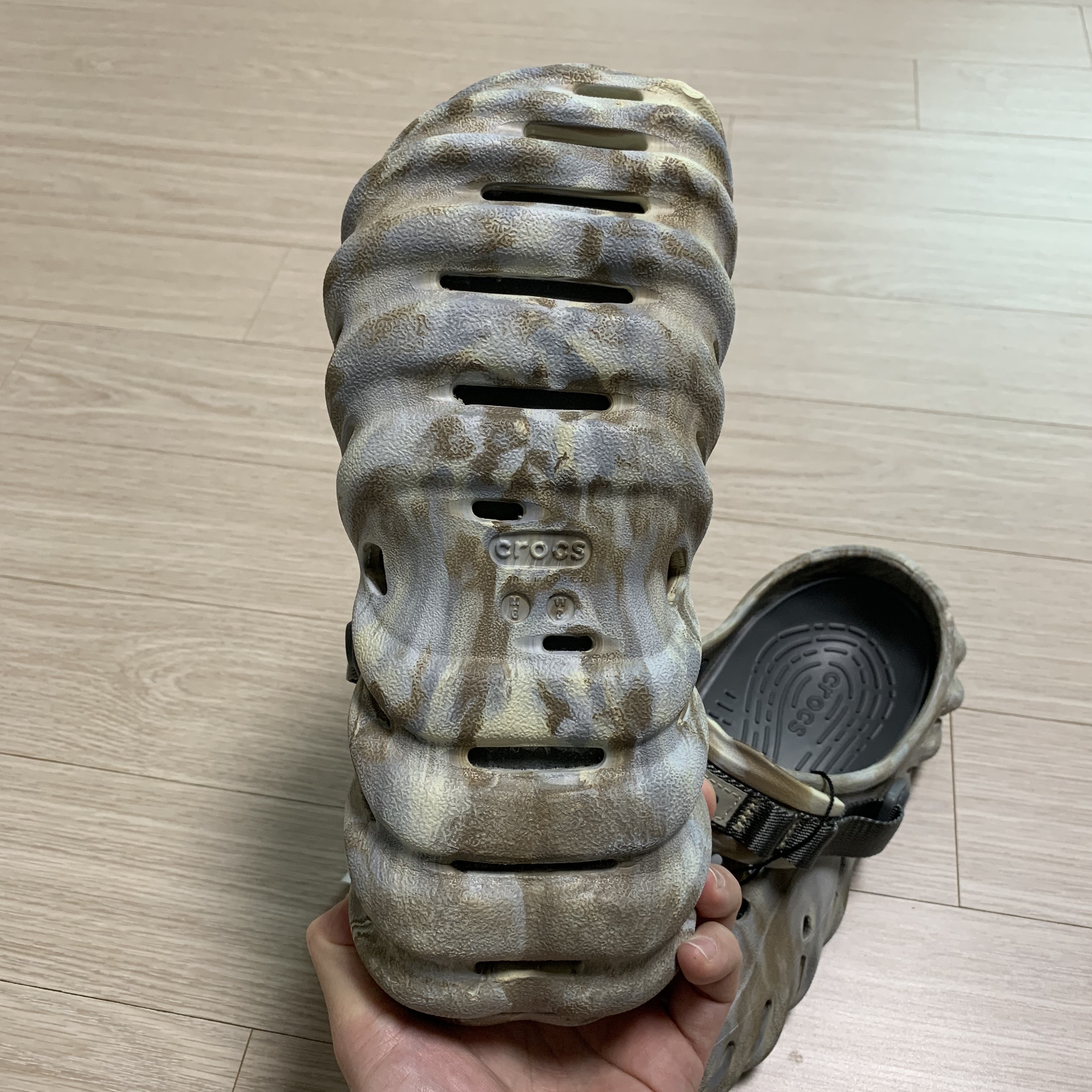 Crocs Echo Marbled Clog Bone Multi 착용 스타일 - 4