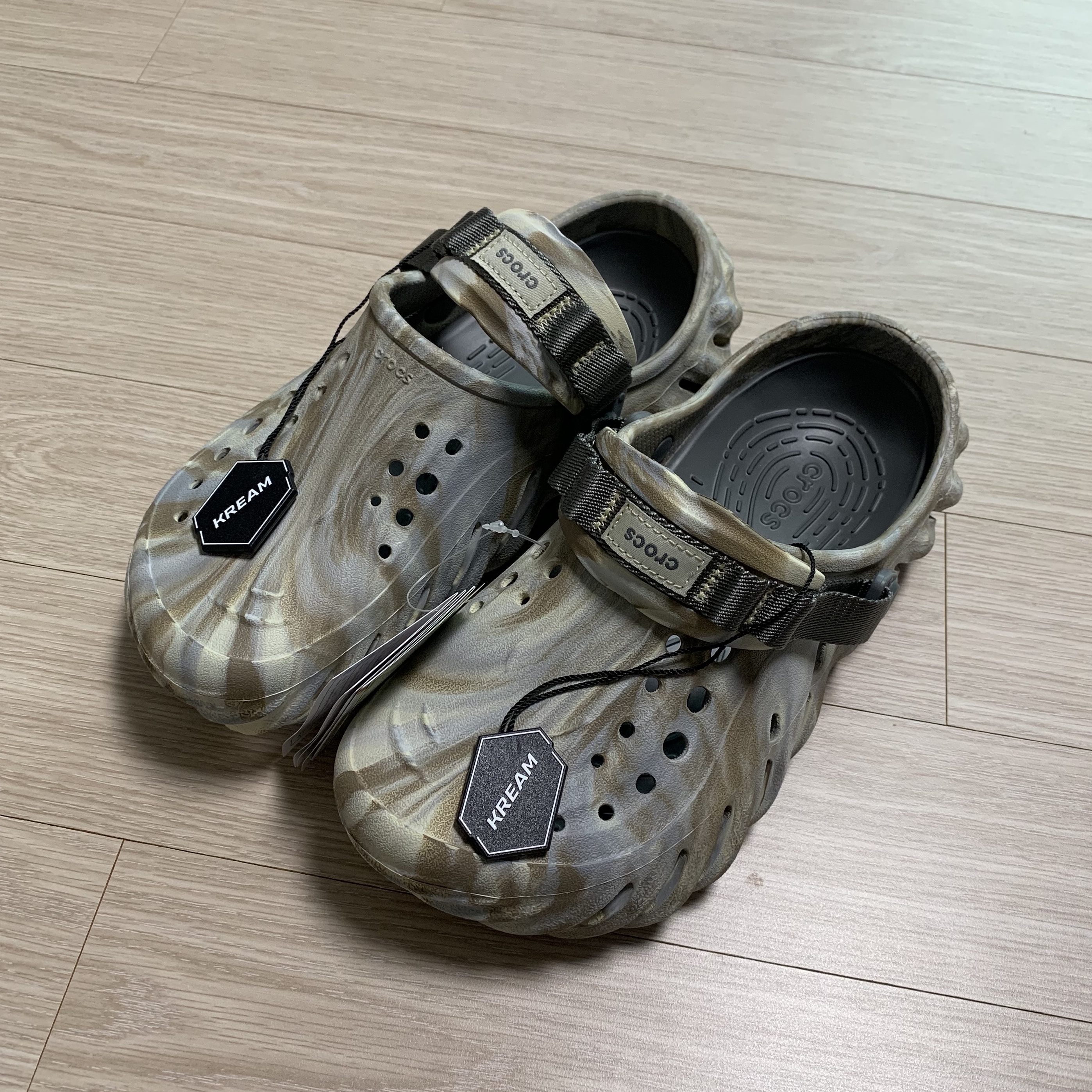 Crocs Echo Marbled Clog Bone Multi 착용 스타일 - 1