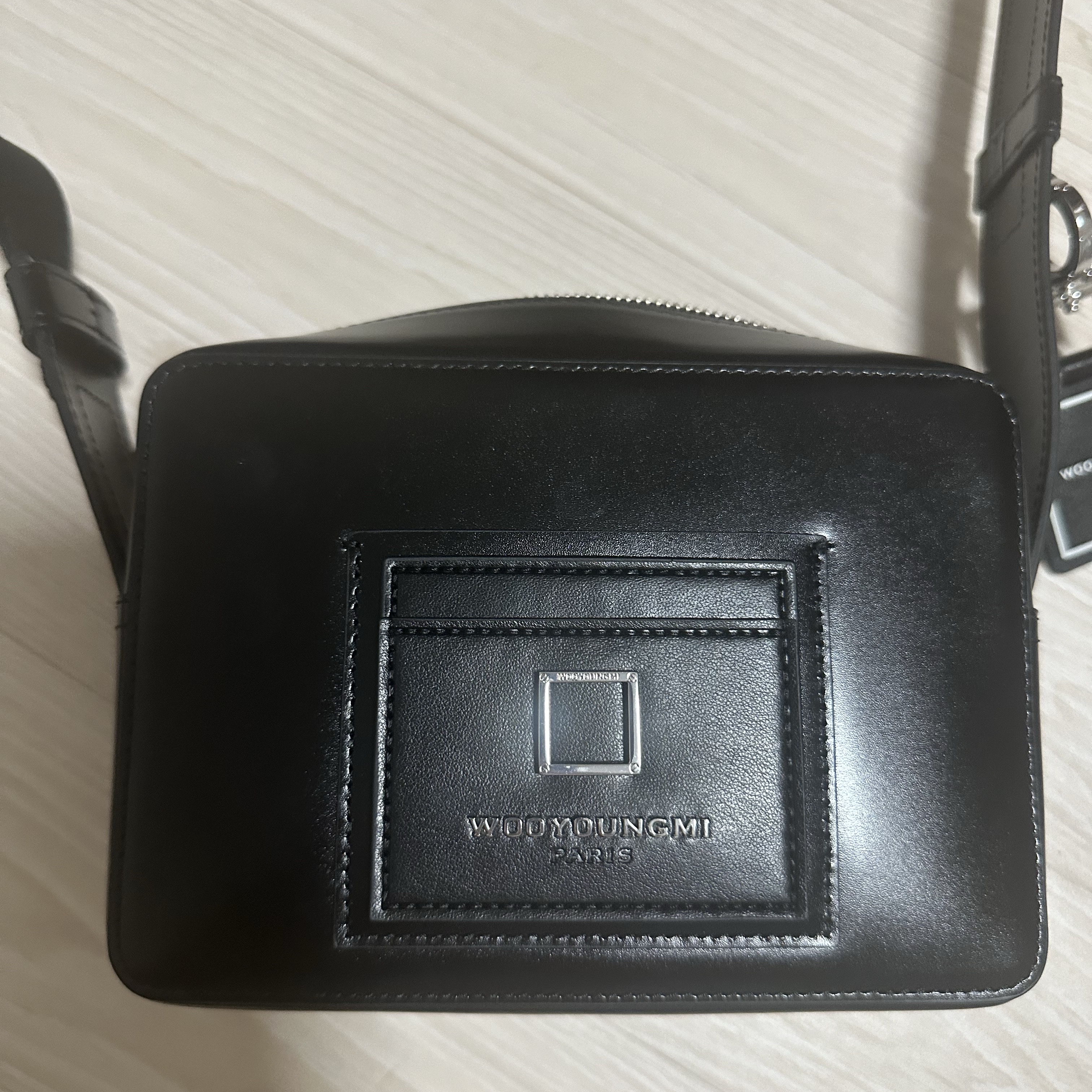 Wooyoungmi Square Mini Bag Black 착용 스타일 - 2