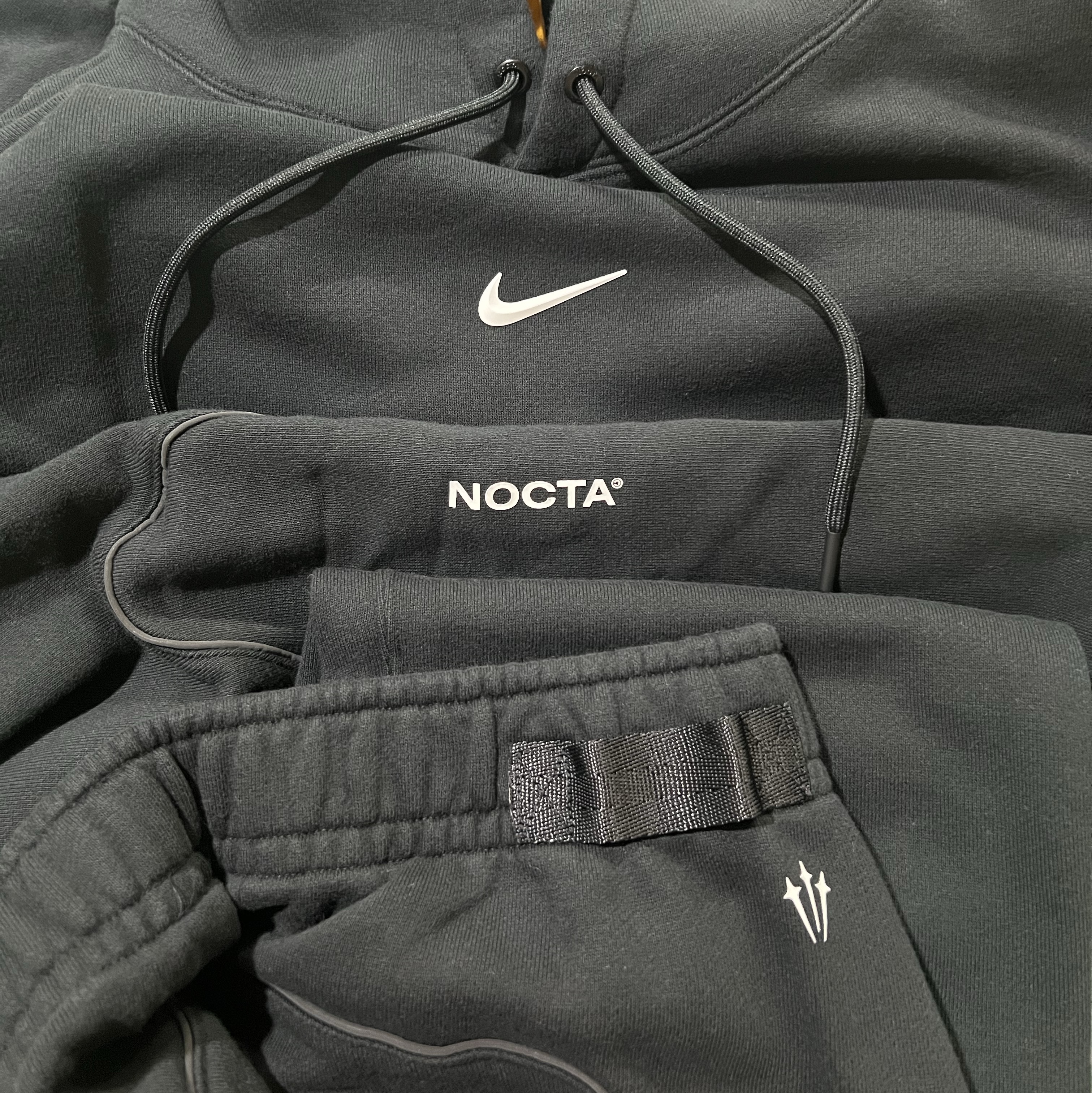 Nike x Drake Nocta Fleece Pants Black (FN7661-010), Nike x Drake Nocta Fleece Hoodie Black (FN7659-010) 착용 스타일