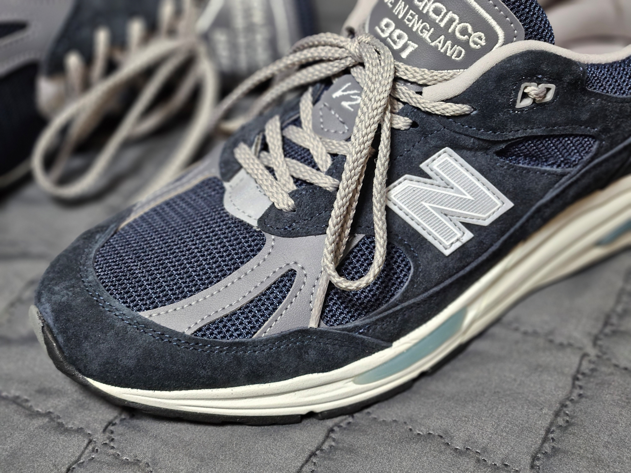New Balance 991v2 Made in UK Dark Navy Smoked Pearl 착용 스타일 - 5