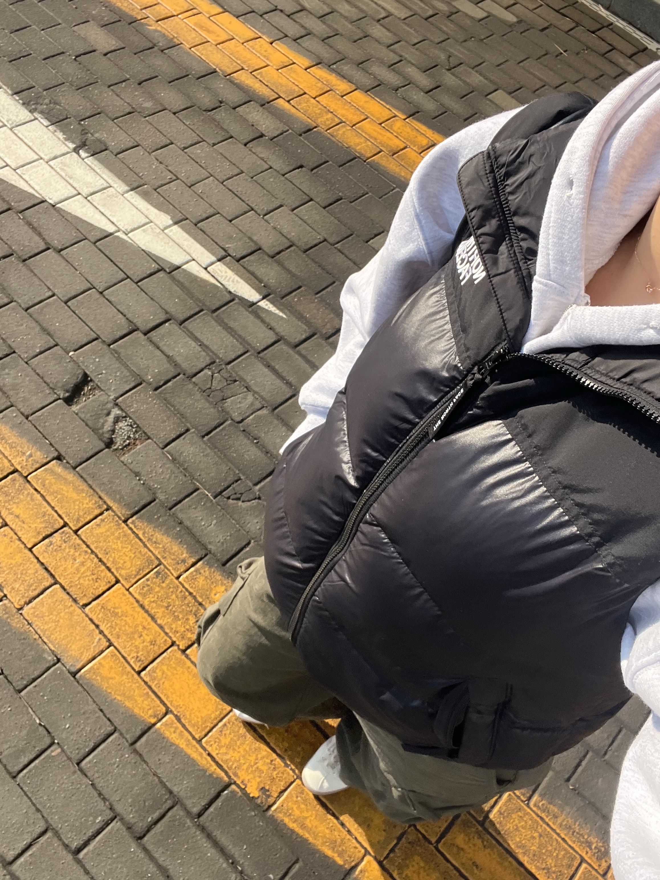 Adidas Tobacco Gruen Cream White Bliss, The North Face Nuptse On Ball Vest Real Black 착용 스타일 - 1