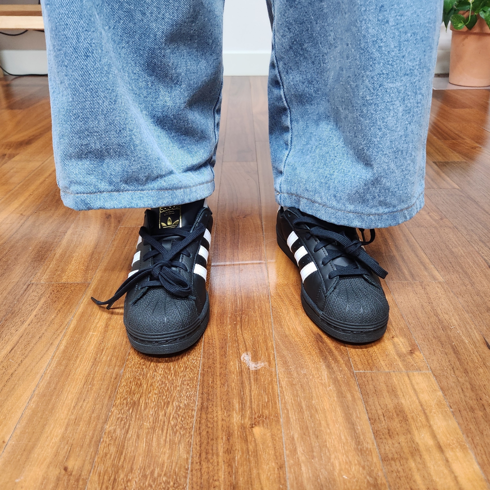 Adidas Superstar Core Black White 착용 스타일 - 1