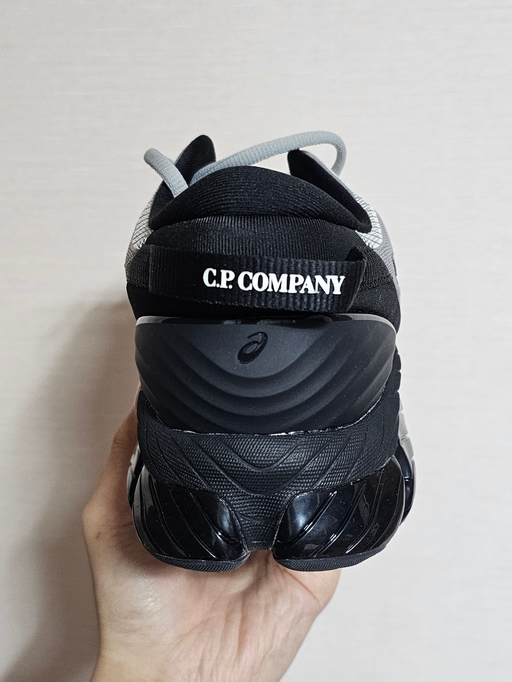 Asics x C.P. Company Gel-Quantum 360 VIII Cement Grey 착용 스타일 - 3
