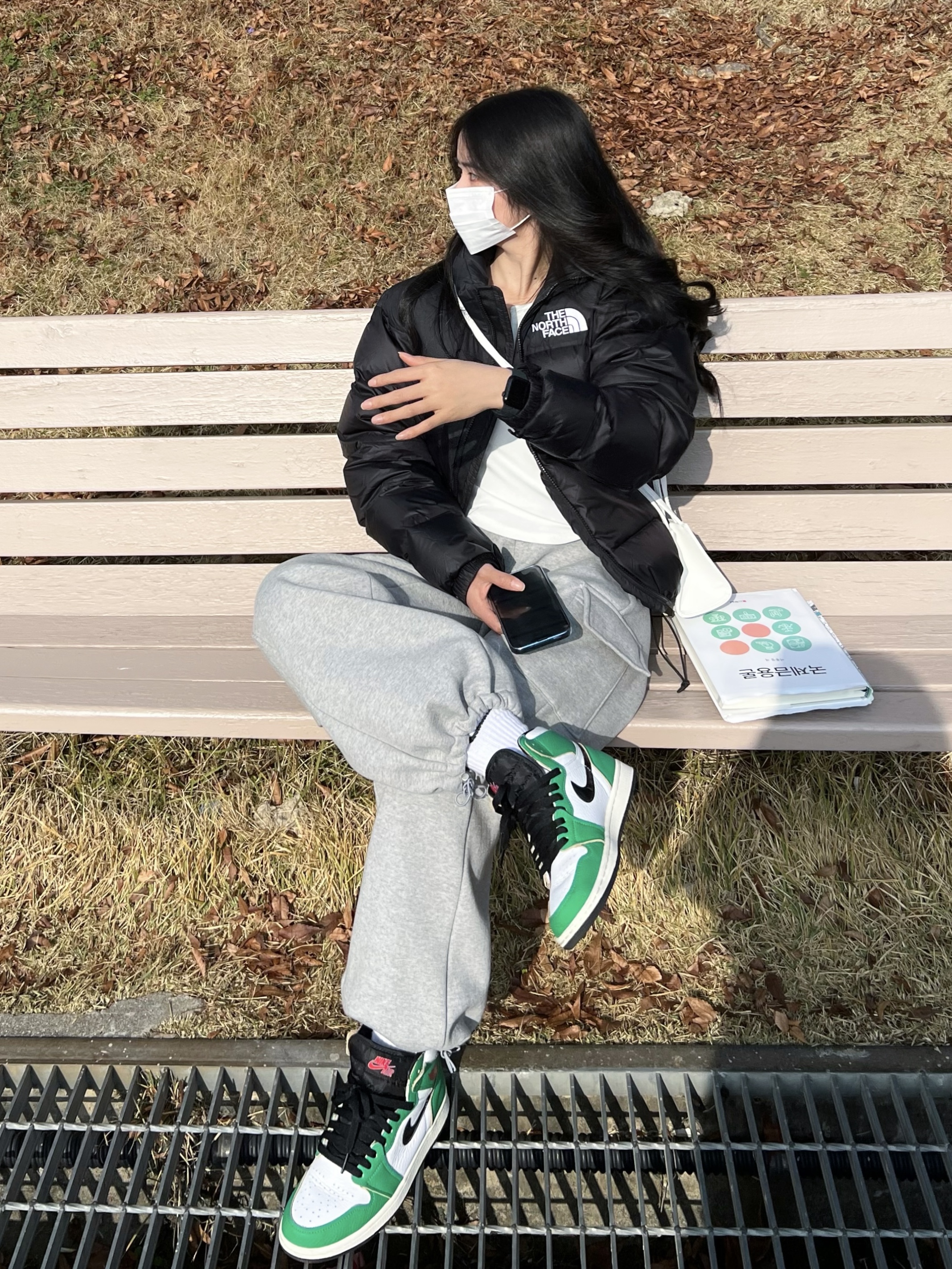 (W) Jordan 1 Retro High OG Lucky Green, The North Face 1996 Eco Nuptse Jacket Black 착용 스타일 - 1