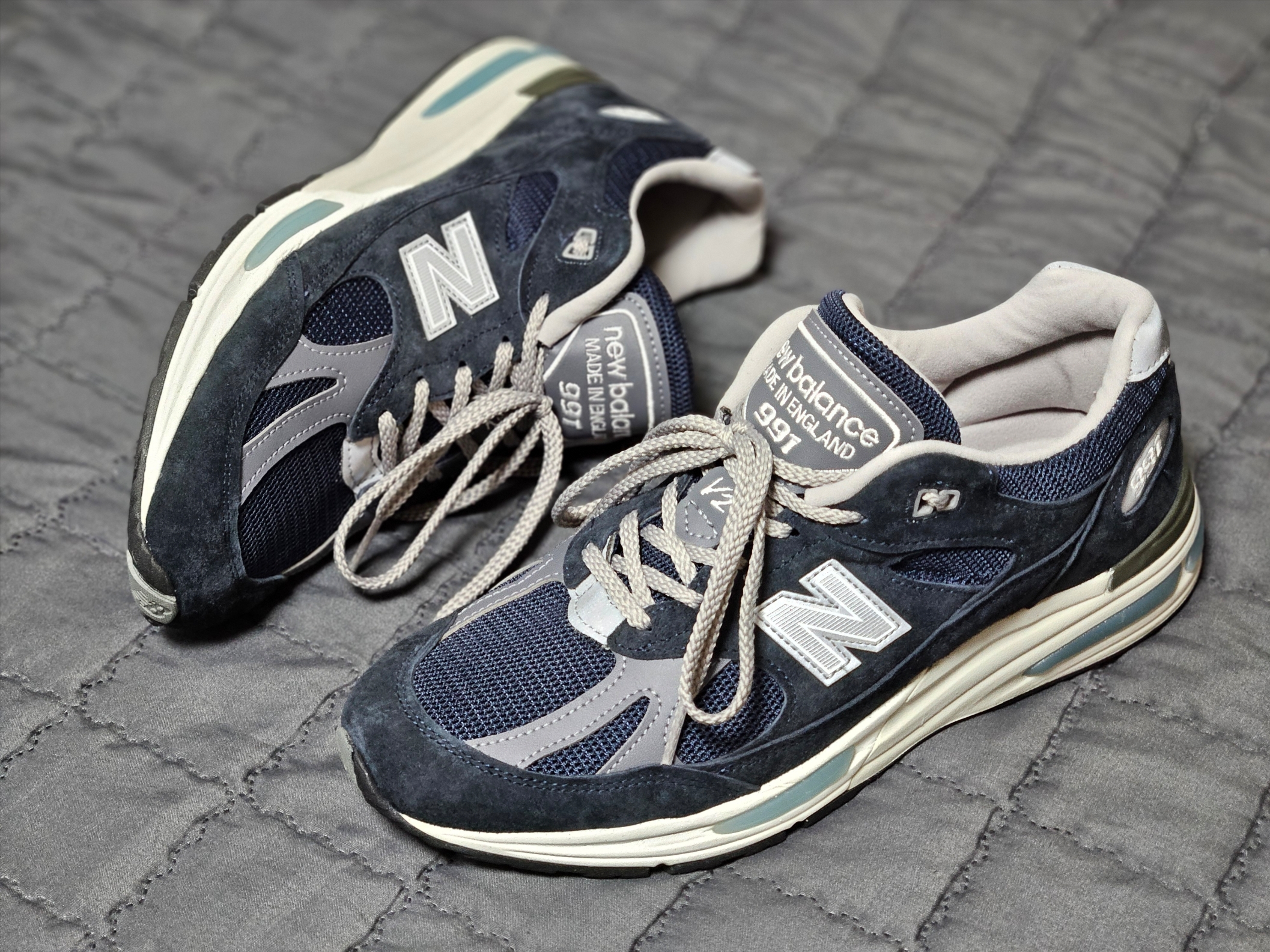 New Balance 991v2 Made in UK Dark Navy Smoked Pearl 착용 스타일 - 1