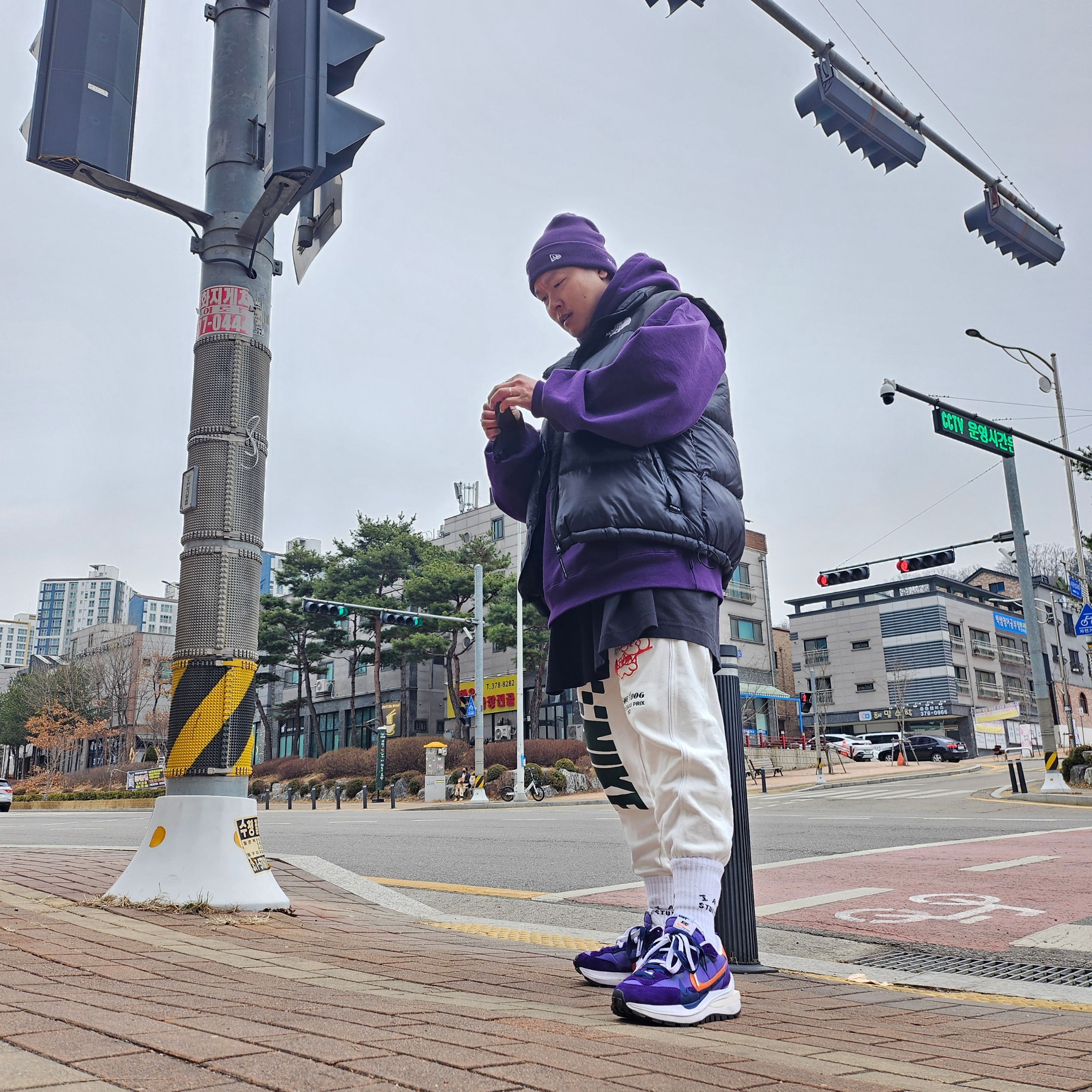 Supreme New Era Box Logo Beanie Dark Purple - 23FW, Supreme Box Logo Hooded Sweatshirt Dark Purple - 23FW 착용 스타일 - 4