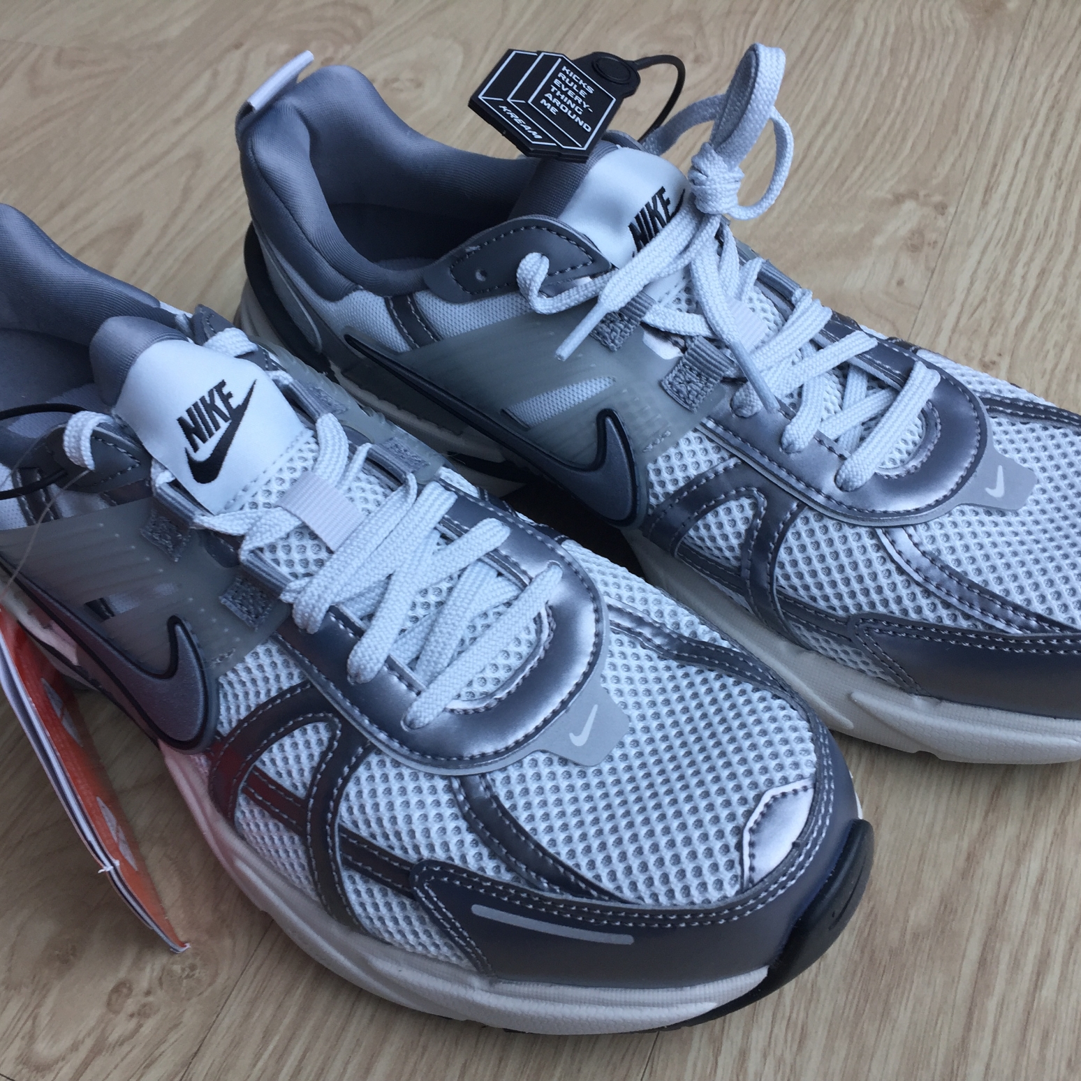 Nike V2K Run Pure Platinum Wolf Grey 착용 스타일