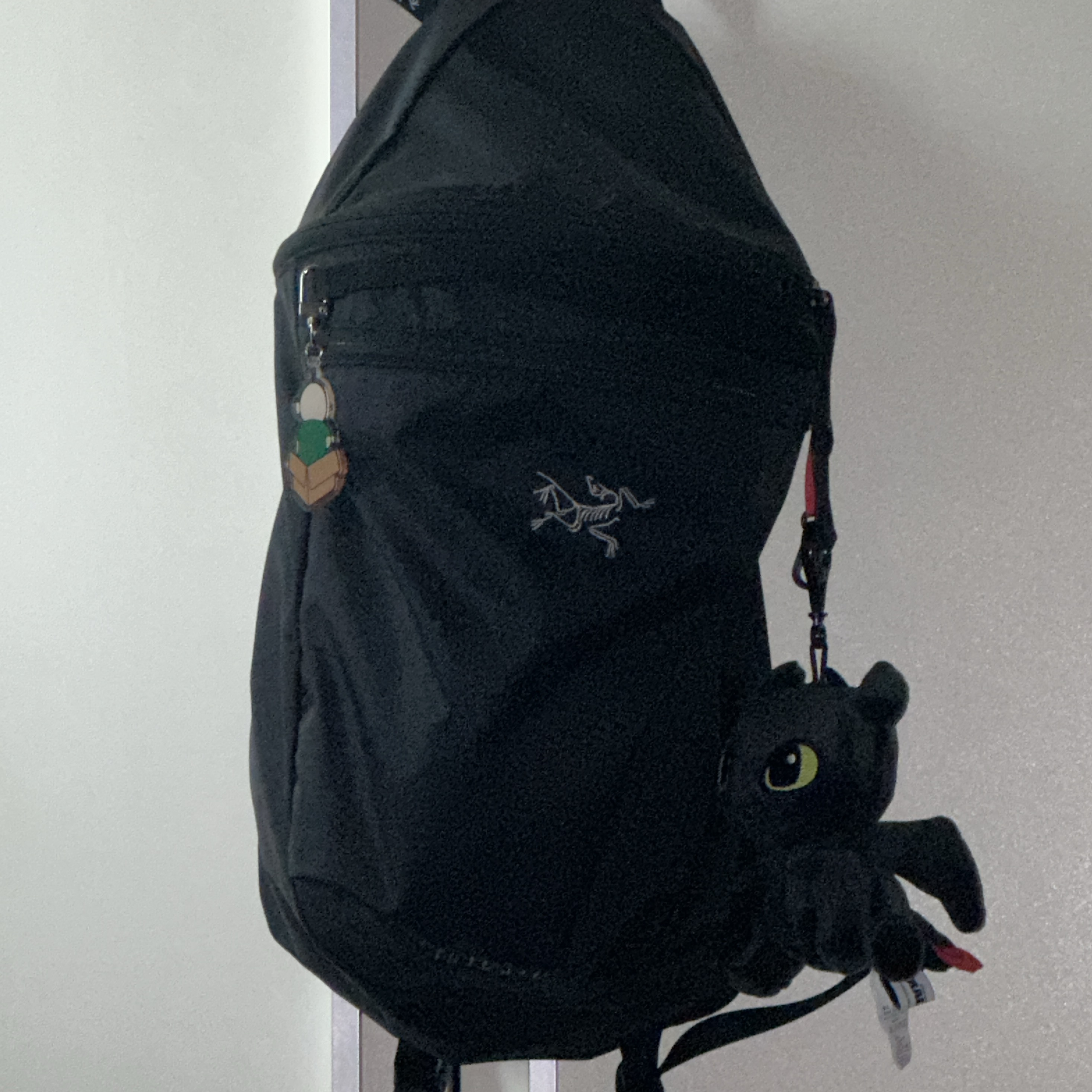 Arc'teryx Heliad 15 Backpack Black, Bbangbbang Box Acrylic Keyring 착용 스타일