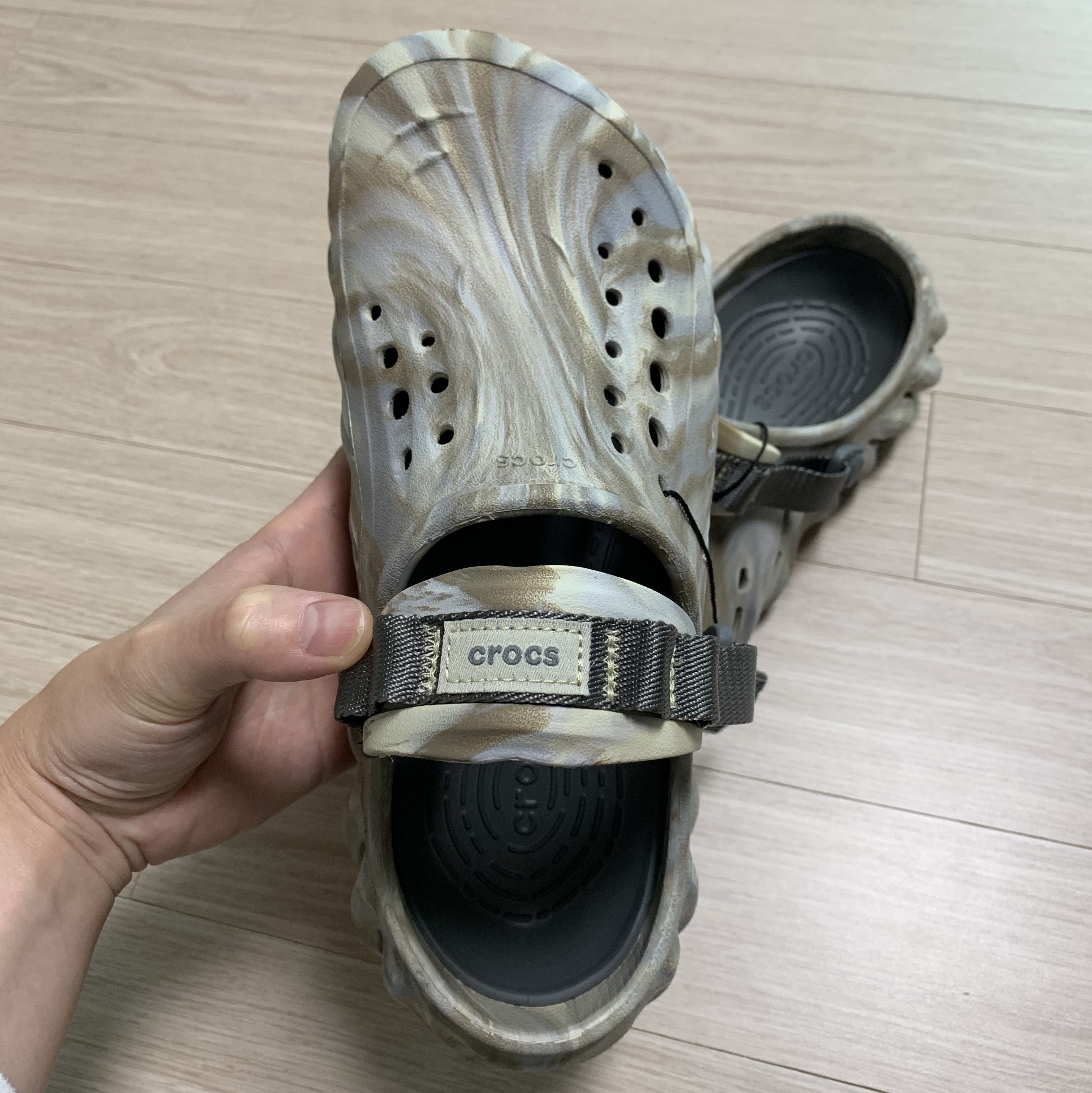 Crocs Echo Marbled Clog Bone Multi 착용 스타일 - 3