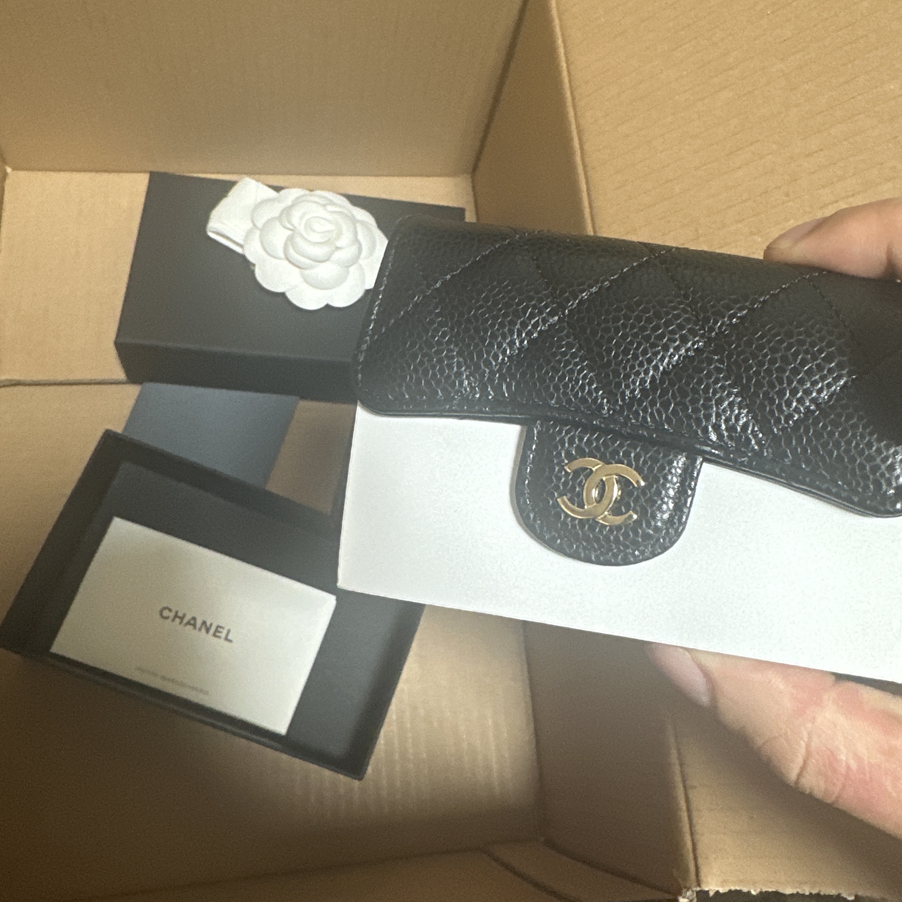 Chanel Classic Card Holder Grained Calfskin & Gold Black 착용 스타일 - 1