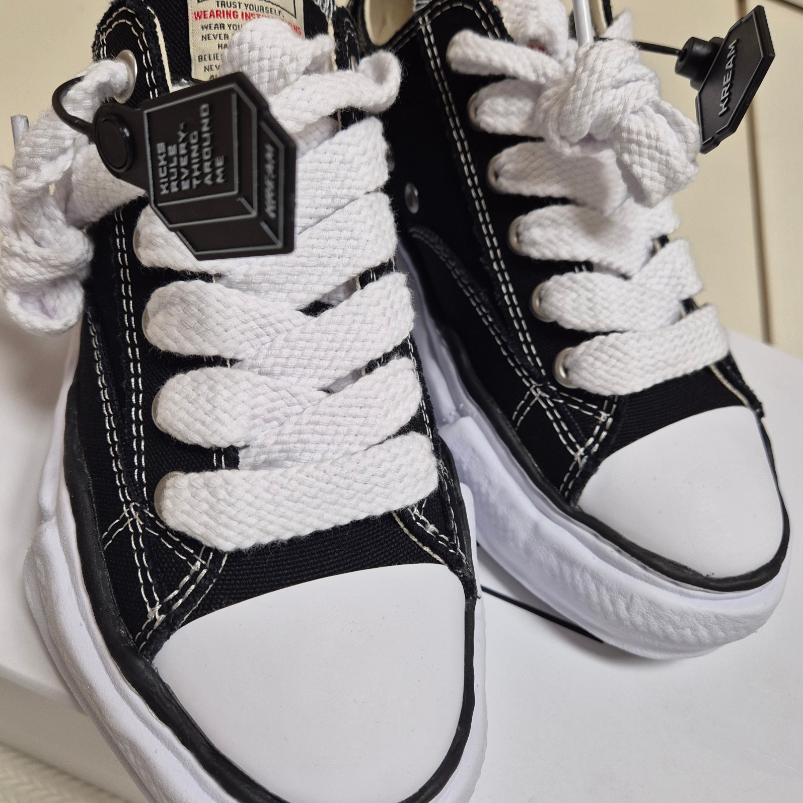 Maison Mihara Yasuhiro Peterson OG Sole Canvas Low Sneakers Black 착용 스타일