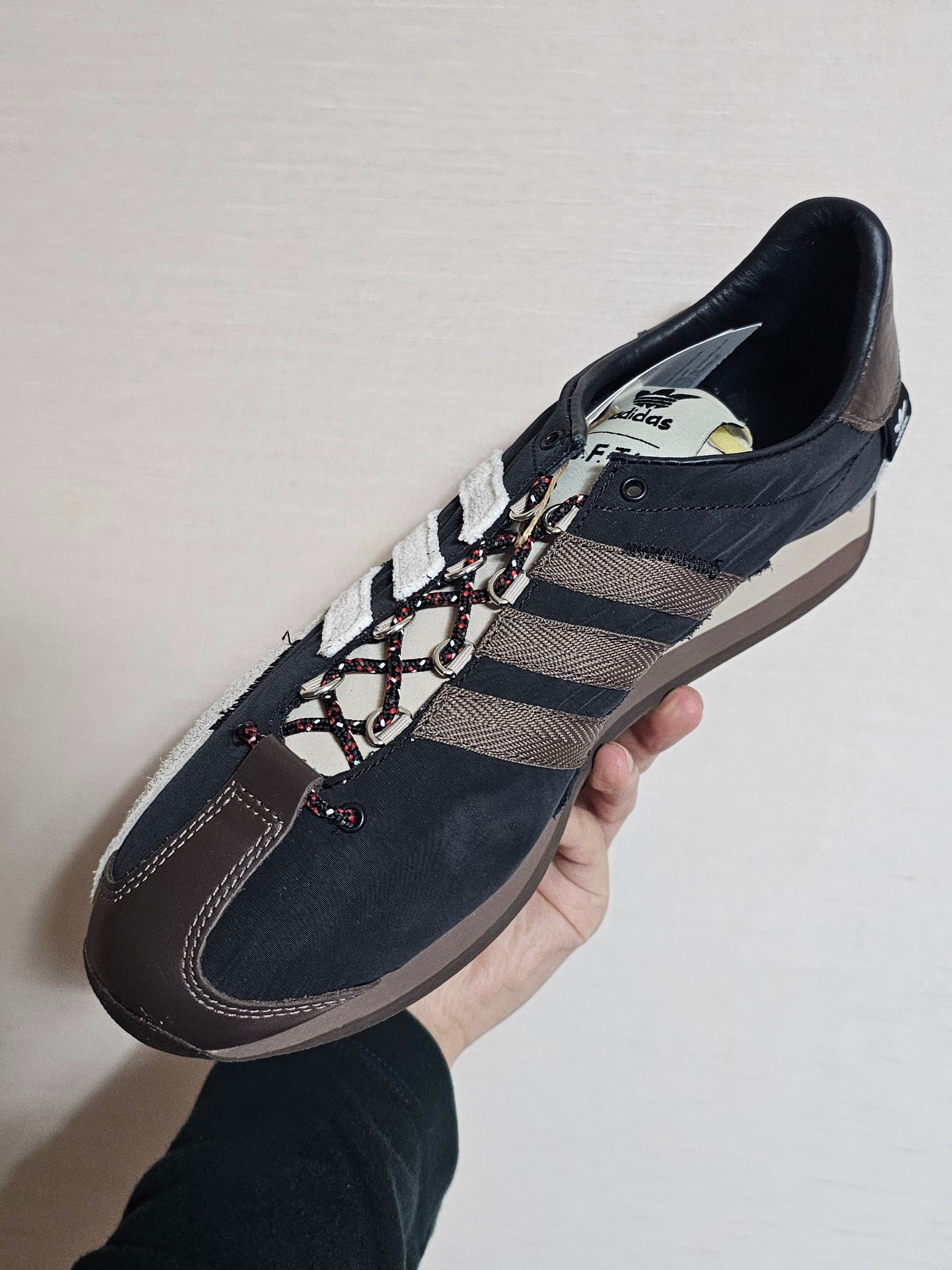 Adidas x Song for the Mute Country OG Core Black Core White 착용 스타일 - 2