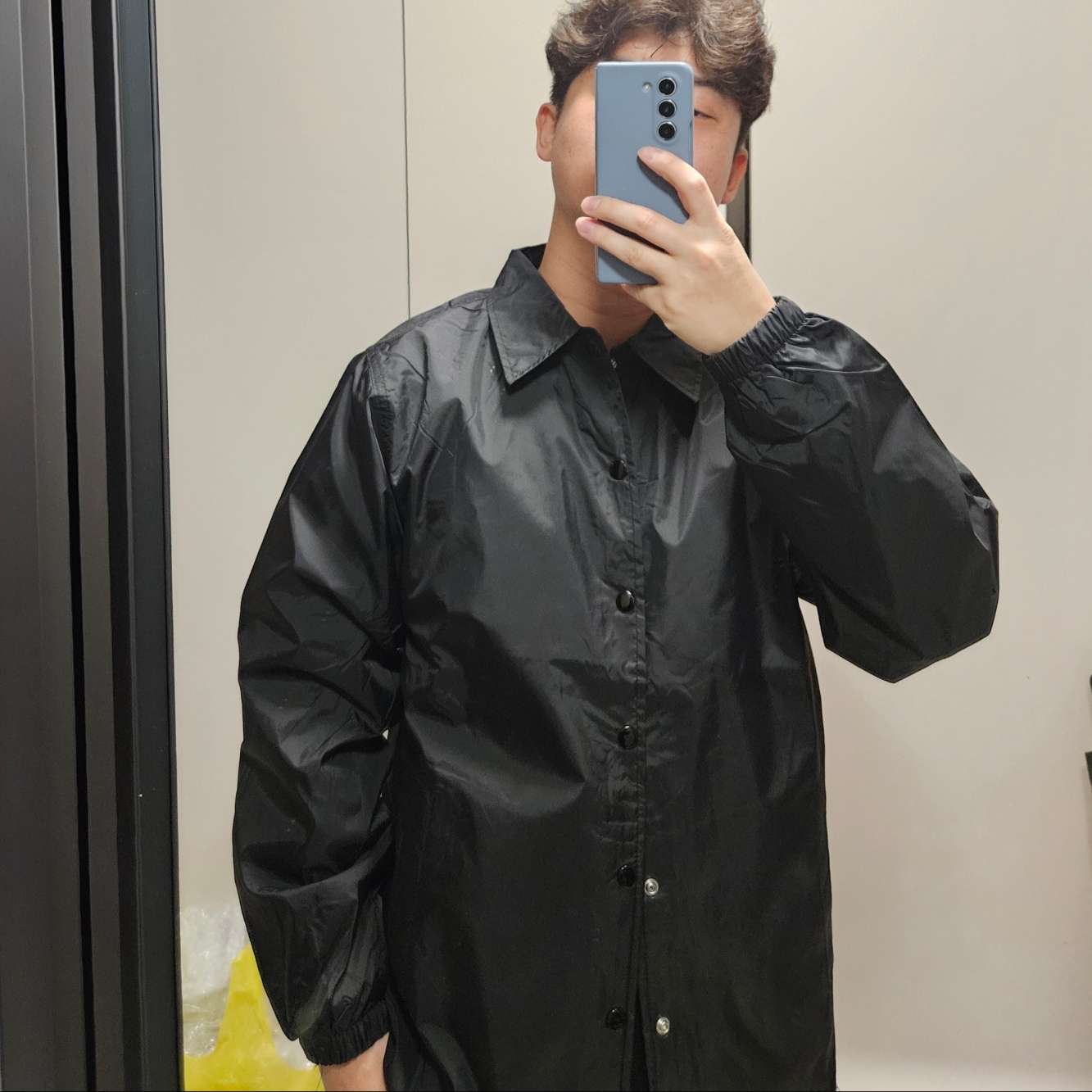 CDG Logo Coach Jacket Black 착용 스타일 - 3
