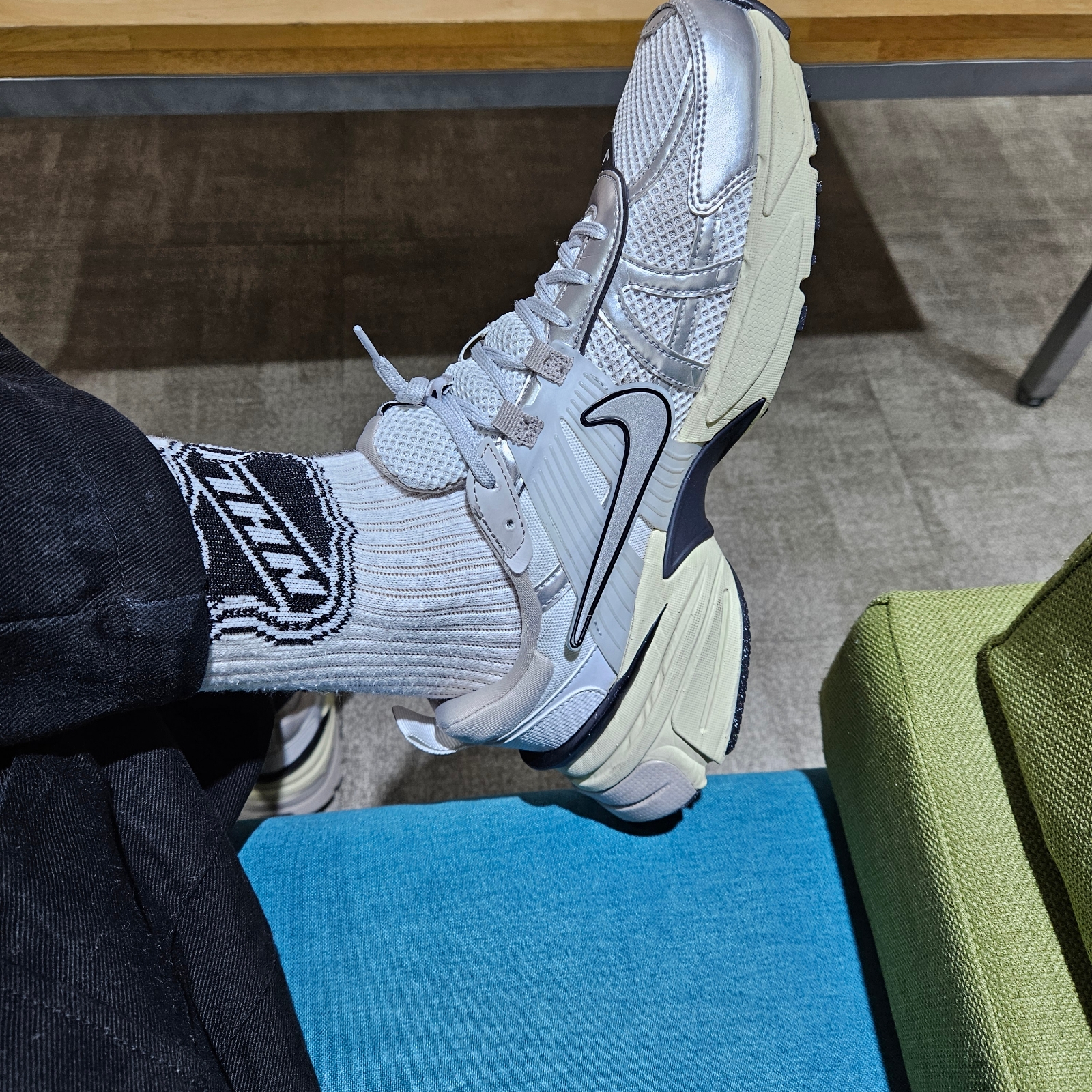 Nike V2K Run Summit White Metallic Silver 착용 스타일