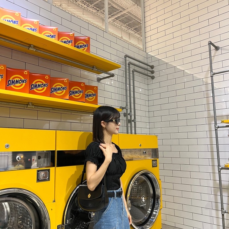 (W) Celine Triomphe 01 Sunglasses in Acetate Black 착용 스타일 - 1
