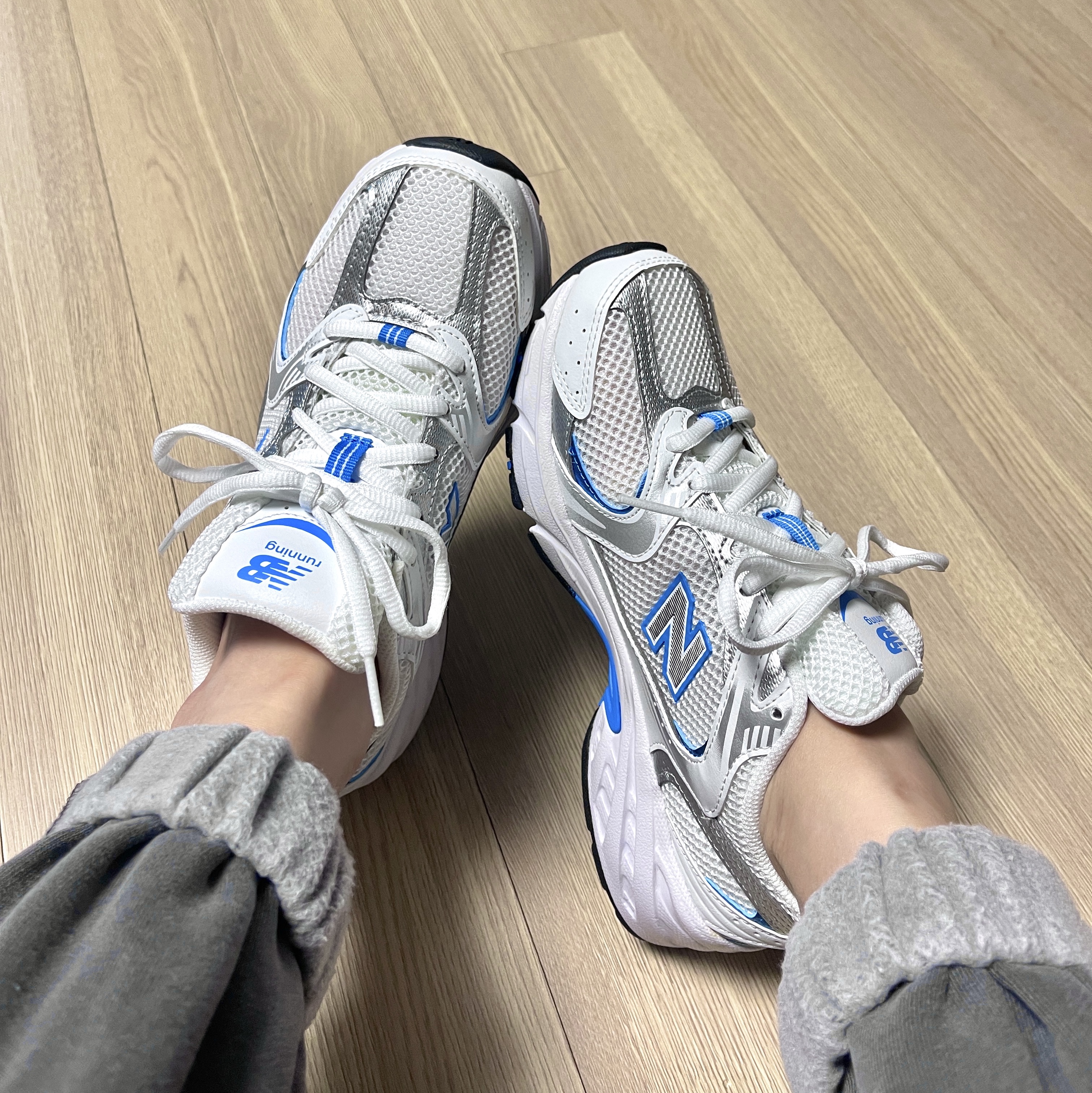 New Balance 530 Sky Blue 착용 스타일 - 2