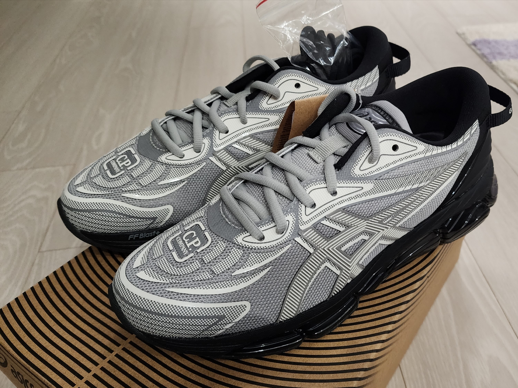 Asics x C.P. Company Gel-Quantum 360 VIII Cement Grey 착용 스타일 - 1
