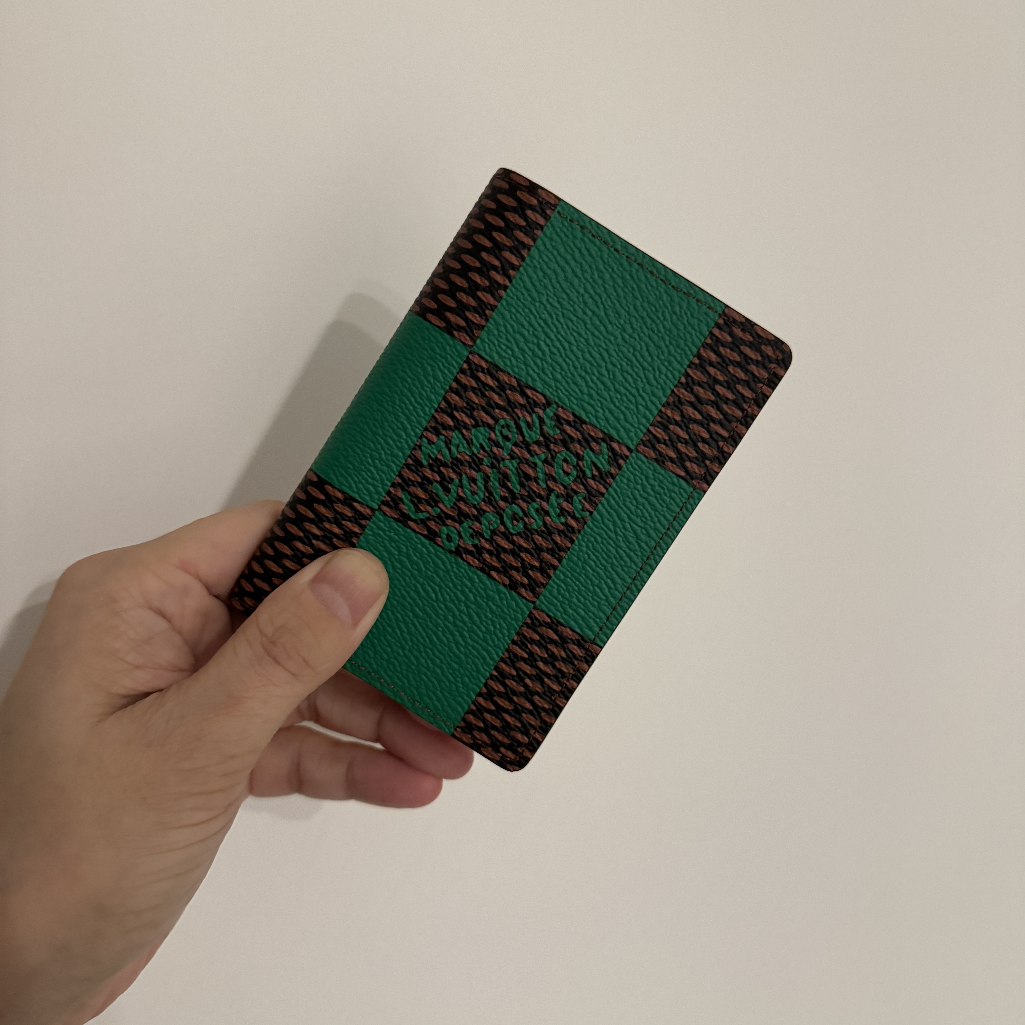 Louis Vuitton Pocket Organizer Damier Green 착용 스타일
